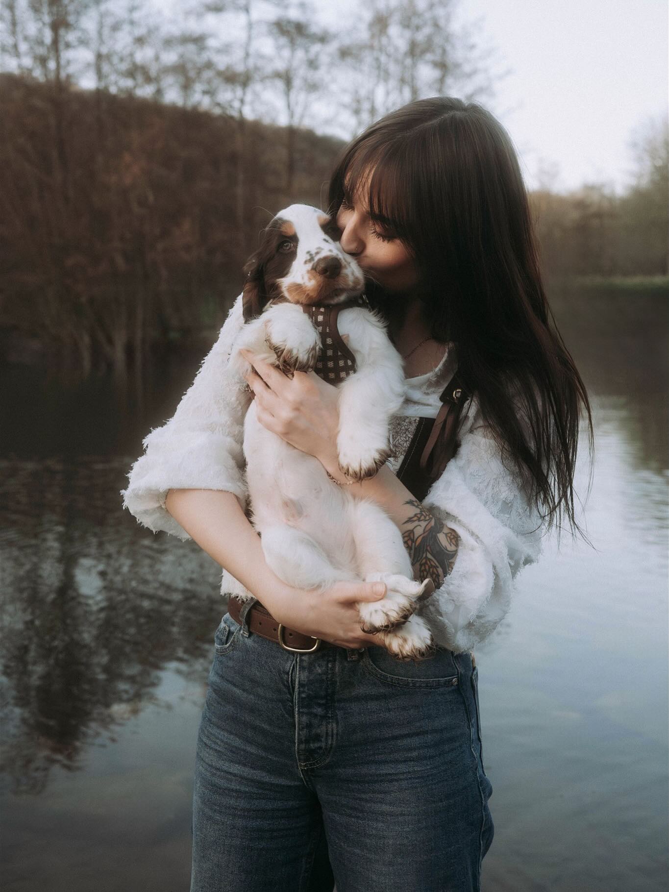 J’ai eu la chance de rencontrer le magnifique @aslanlecocker et sa merveilleuse maman.
Un duo rempli d’amour et de gentillesse. 🤍✨
Je vous partage ici, un petit bout de notre balade au parc. Et si vous aussi vous aimeriez avoir des beaux souvenirs avec votre petit amour poilu alors n’hésitez pas a me contacter !
•
•
•
•
•
#portrait #dogportraits #cockersofinstagram