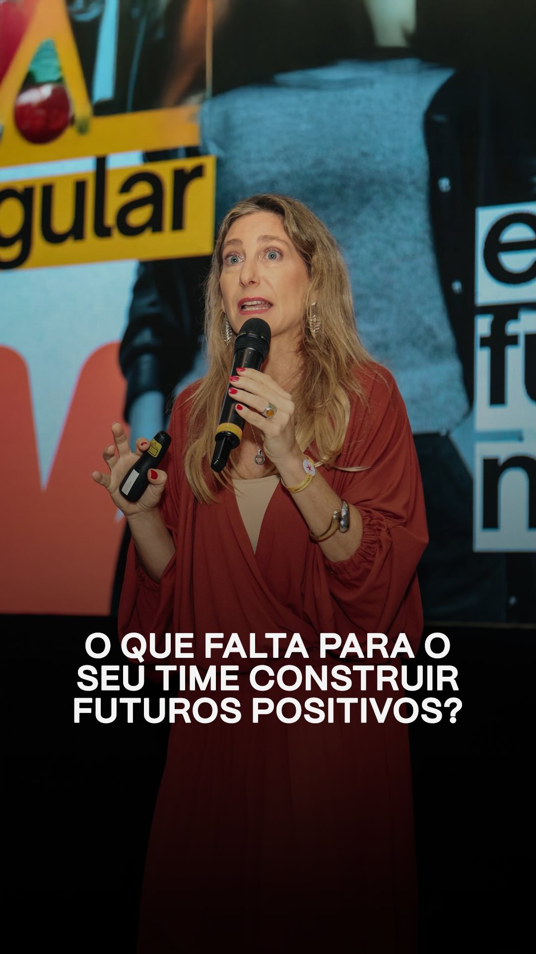 Em um cenário de convergência de forças e transformações aceleradas, a capacidade de estabelecer conexões genuinamente humanas continua no centro de tudo.
Em fevereiro, estive na convenção interna da GSK, líder no setor farmacêutico no Brasil, para conversar com mais de 600 pessoas do time comercial, na Praia do Forte, na Bahia. Um encontro potente, pulsante, com profissionais que entenderam que o futuro não é algo distante: ele já está em curso e exige posicionamento.
Compartilhei o tema Tecnologias Aumentadas, Humanos Expandidos. Falamos sobre IA, automação, dados, mas, sobretudo, sobre aquilo que não pode ser automatizado: discernimento, empatia, visão sistêmica, repertório cultural, ética e responsabilidade.
No depoimento do João Carlos Correia, Diretor de Operações de Negócios da GSK,fica clara a essência da conversa: tecnologia é ferramenta. Expansão é consciência. O diferencial competitivo não está apenas no acesso às máquinas, mas na qualidade da mente e da presença de quem as utiliza.
Meu recado é: “você precisa ser um ser humano melhor, porque você não pode ser um robô melhor.”
Se você também acredita que é possível construir futuros mais estratégicos e humanos, temos muito o que conversar. Entre em contato e vamos levar esta conversa para sua empresa.
Agradeço demais a parceria com o queridíssimo @ojocacorreia e o todo o time da GSK. Sucesso!
#SabinaDeweik #Liderança #FuturosPositivos