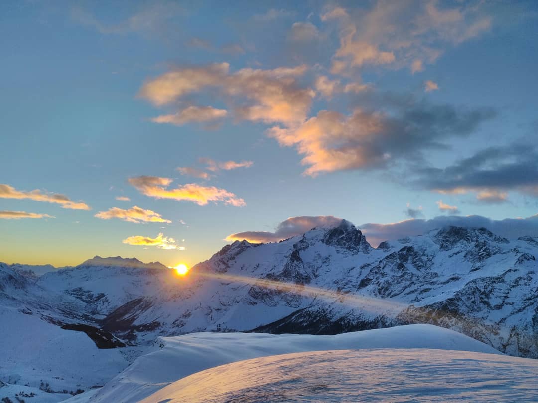 Au beau pays de la Meije 🙏
#bivouacdeluxe #meije #skitouring🎿 #alpesfrancaises #lagrave #lagravelameije
