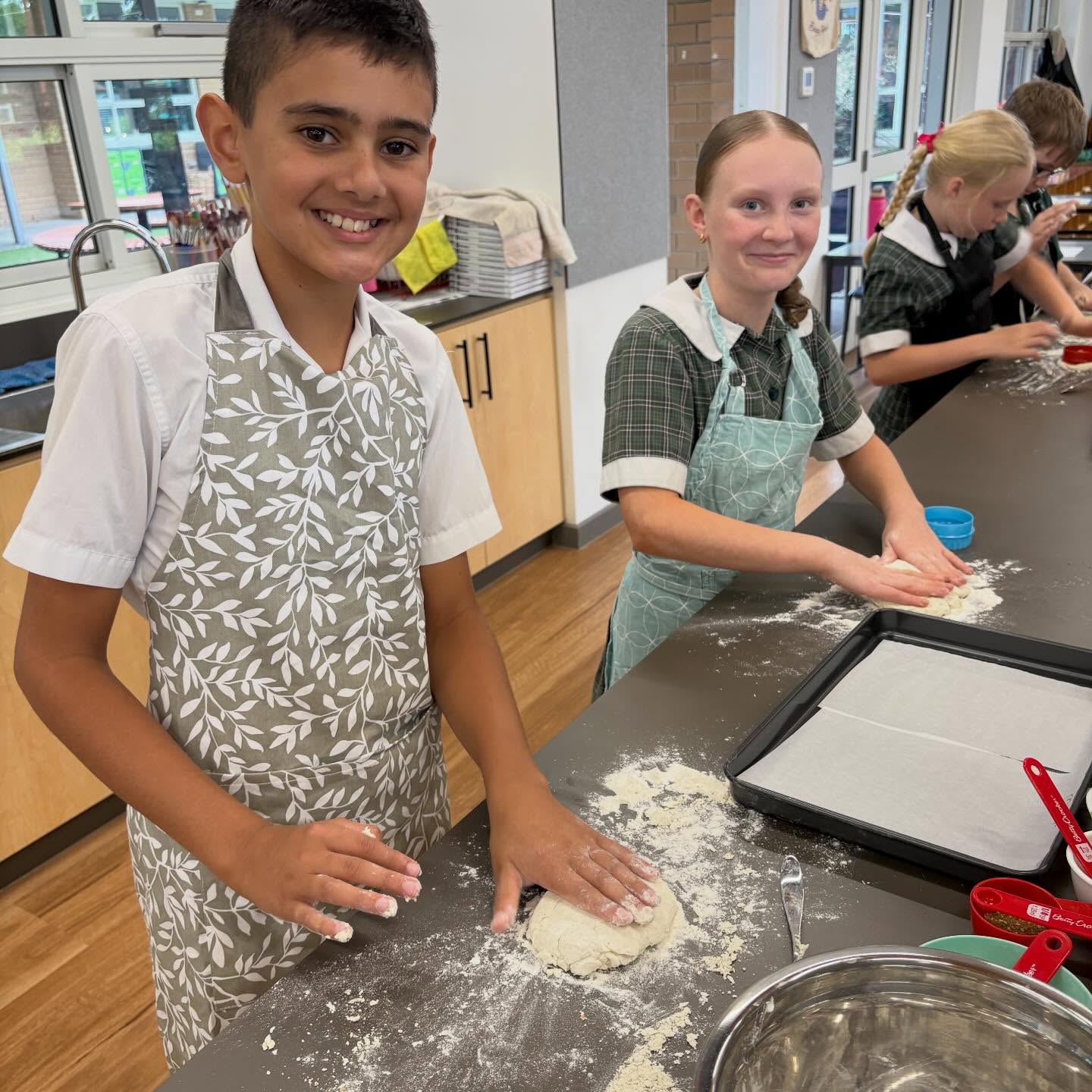 Our 5/6 students loved making Za’atar pizzas in Cooking this week!
They explored new flavours, practised their food prep skills and enjoyed tasting their delicious creations. They also did a fantastic job cleaning up afterwards, showing great responsibility in the kitchen.