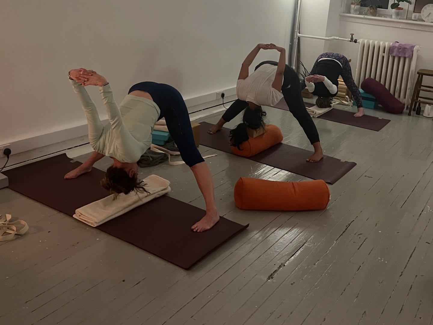 This week we covered standings, ‘hip openers’, leg extensions, twists and much more! #bonarhutchisoniyengaryogateacher
#iyengaryoga #yogasarvasya #yogaglasgow