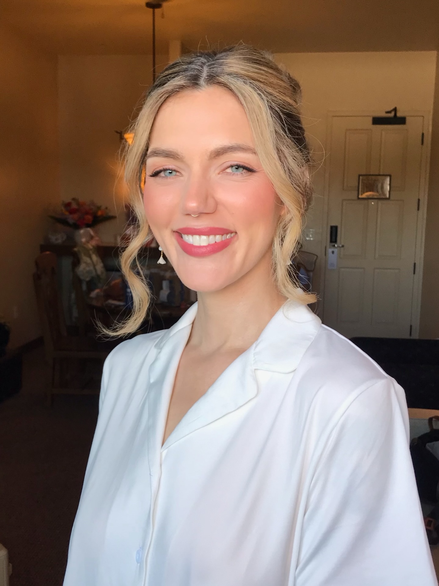 ✨Carly✨
Makeup by @crystalbellbeauty and hair by @lindsey_penner_styling working with @hvhfaces
Using my favs from:
@temptu S/B airbrush makeup & blush
@charlottetilbury lipstick in Wedding Bells
@hourglasscosmetics ambient lighting finishing powder
#bridalmakeup #travelingmakeupartist #promakeupartist #bridalinspo #airbrushmakeup