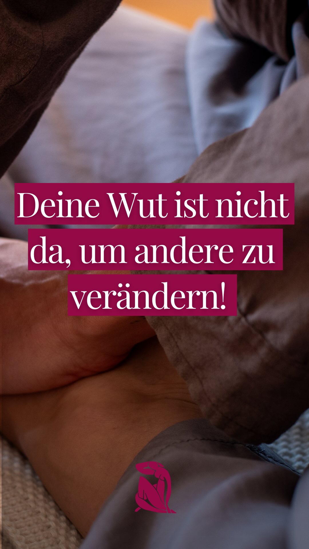 Wenn du beginnst, deine Wut zu fühlen, ist das ein riesiger Schritt. Denn lange war sie vielleicht unterdrückt.
Aber Wut ist nicht automatisch Selbst-ermächtigung.
In frühen Entwicklungsphaseist Wut oft ein Versuch, Bindung zu sichern:
„Ändere dich, damit ich mich sicher fühle.“
Das ist verstandlich.
Aber es hält dich in Abhängigkeit.
Reife Wut fragt nicht:
„Warum änderst du dich nicht?“
Sondern:
„Was brauche ich - und wie handle ich jetzt?“
Deine Wut ist kein Auftrag an dein Umfeld.
Sie ist ein Signal,
wo du dich selbst noch nicht klar positionierst.
Du musst keine Berge versetzen.
Aber du darfst anfangen, deinen eigenen Weg durch sie zu wählen.
•••
Videos wie diese dienen der Unterhaltung und ersetzen keine Begleitung. Sie dienen nicht als professioneller Rat und gehen ebenso nicht auf die Feinheiten psychischer & emotionaler Gesundheit ein (weil sie dafür viel zu individuell ist!).
🍯 schreib mir, wenn du Interesse an einer Begleitung hast
🍯 hol dir einen Selfstudy Workshop auf meiner Website
🍯 komm zu meinem VHS Workshop in Markkleeberg am 21. März
🍭 stay tuned für meinen neuen Minikurs
www.auroraprema.de
auroraprema@gmail.com