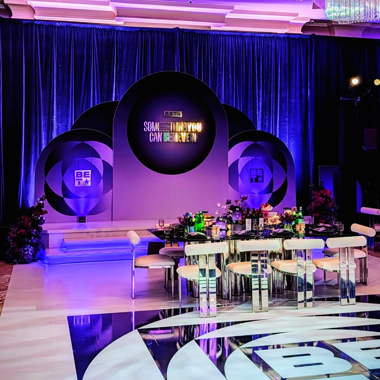 Celebrating black excellence with light under the direction of Mastermind Production Group @mastermindpg at the NAACP Image Awards BET Dinner! ✨
#lightingdesign #excellence #dinner #naacp #bet