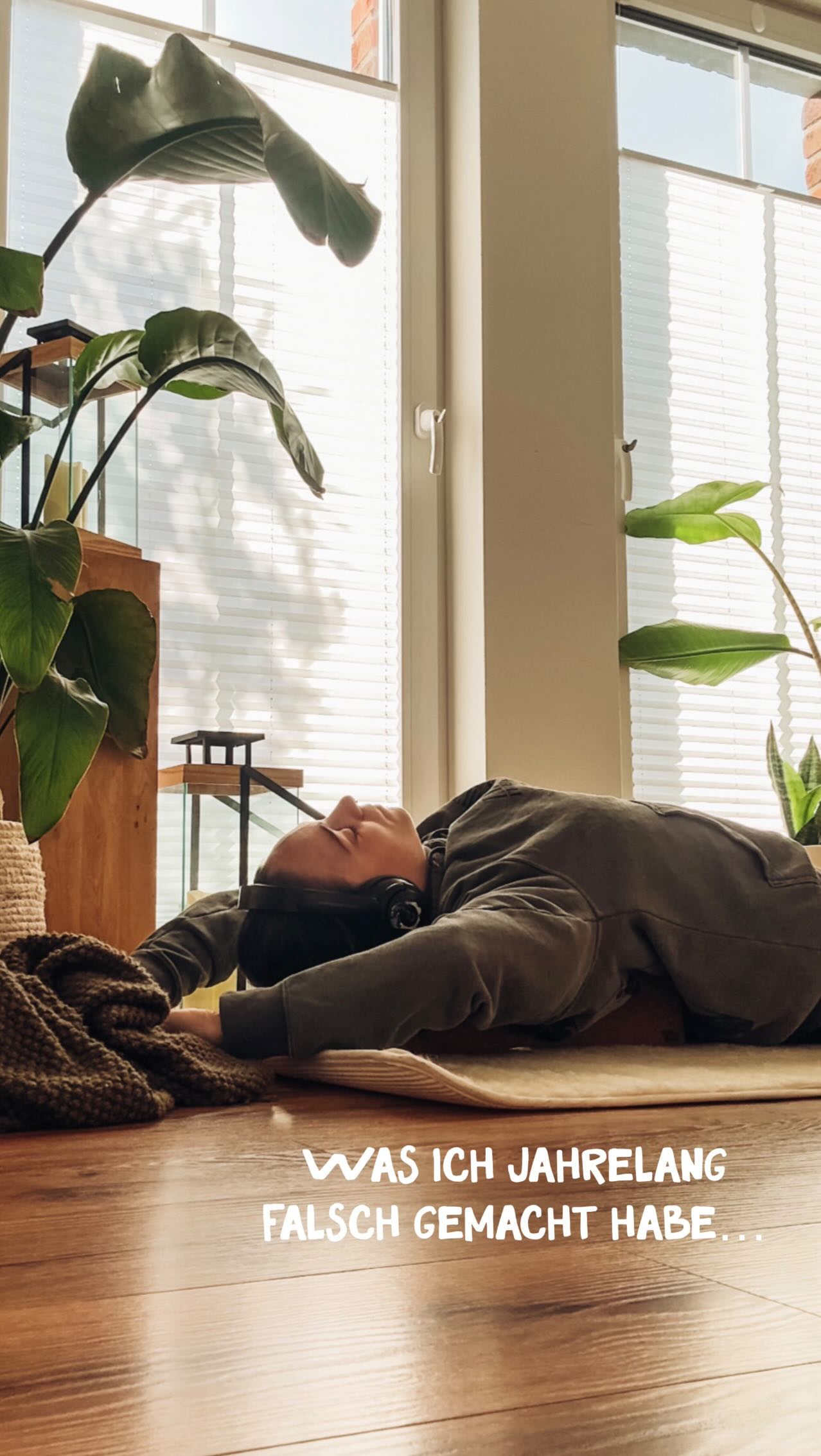 Ich war lange die Frau, die an ihr Maximum gegangen ist, um Ruhe im Kopf zu finden.
Schneller.
Stärker.
Lauter.
Mehr.
Ich liebe das bis heute.
Krafttraining.
Schweiß.
Laute Musik.
Dieses Gefühl, alles rauszulassen.
Und ja – es hilft.
Der Kopf wird leiser.
Gedanken sortieren sich.
Stress scheint zu verschwinden.
Aber nur scheinbar.
Denn was wir oft tun: Wir regulieren über Aktivierung. Wir powern uns aus, um die innere Spannung nicht fühlen zu müssen.
Das Nervensystem fährt kurz runter, weil es erschöpft ist – nicht, weil es wirklich sicher ist. Wenn wir ständig ans Maximum gehen, bleiben wir im „Mehr“.
Mehr Leistung.
Mehr Reize.
Mehr Intensität.
Echte Regulation entsteht nicht im Maximum.
Sie entsteht in der Fähigkeit, Stille auszuhalten.
Langsamkeit zuzulassen.
Spannung bewusst zu lösen, statt sie zu überdecken.
Versteh mich nicht falsch:
Bewegung ist wundervoll.
Sie gehört dazu.
Sie ist kraftvoll.
Sie hilft kurzfristig, den Kopf auszuschalten, den Stress zu senken.
Aber für langfristigen inneren Frieden brauchen wir Yin.
Tiefe Atmung.
Faszien lösen.
Ruhige, sanfte Bewegungen.
Nicht, um dich zu schwächen, sondern um dein Nervensystem zu stabilisieren.
Nicht kurzfristig Kopf aus – sondern nachhaltig Balance spüren.
Manchmal bringt weniger mehr.
@denise.madeleine.mueller
@yoga.natur.vegan - Dein Studio