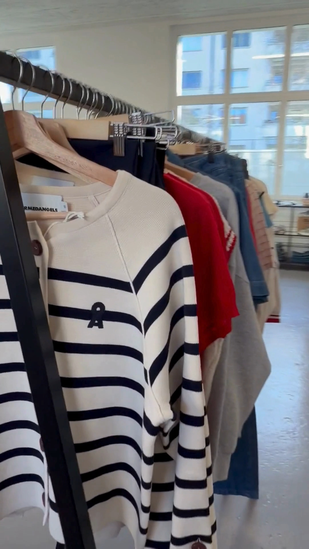 der frühling zieht bei uns im laden ein ☀️
#fairbunden #steinanstein #LangerChen #lanius #thinkingmu #armedangels #fairfashion #givn #bern