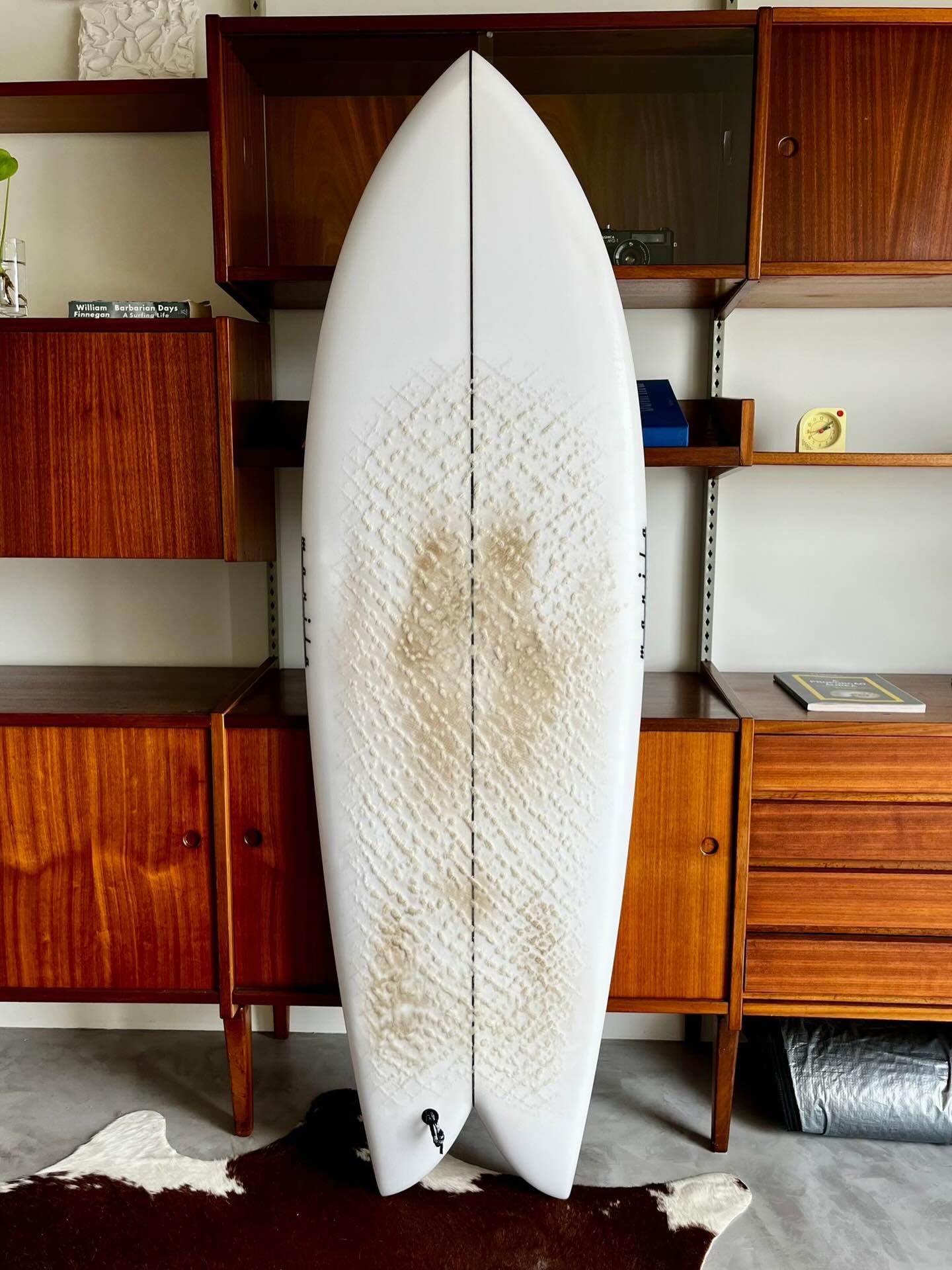 SOLD / twin keel Fish by Manila @msd_surfboards
Sled on the performance side of the fish design with a bit less volume than your standard classic pescado! Fins not included (has Future fin boxes)… “prancha incrível!” according to crew member @joaolbasilio who is riding at PIP in the last photo
5’6” 20” 1/4 2” 3/8 31L
Condition: 8/10
Dm us for price and more details
#surfboards #fishsurfboard #surfboardsforsale #surfboardforsale #surfportugal