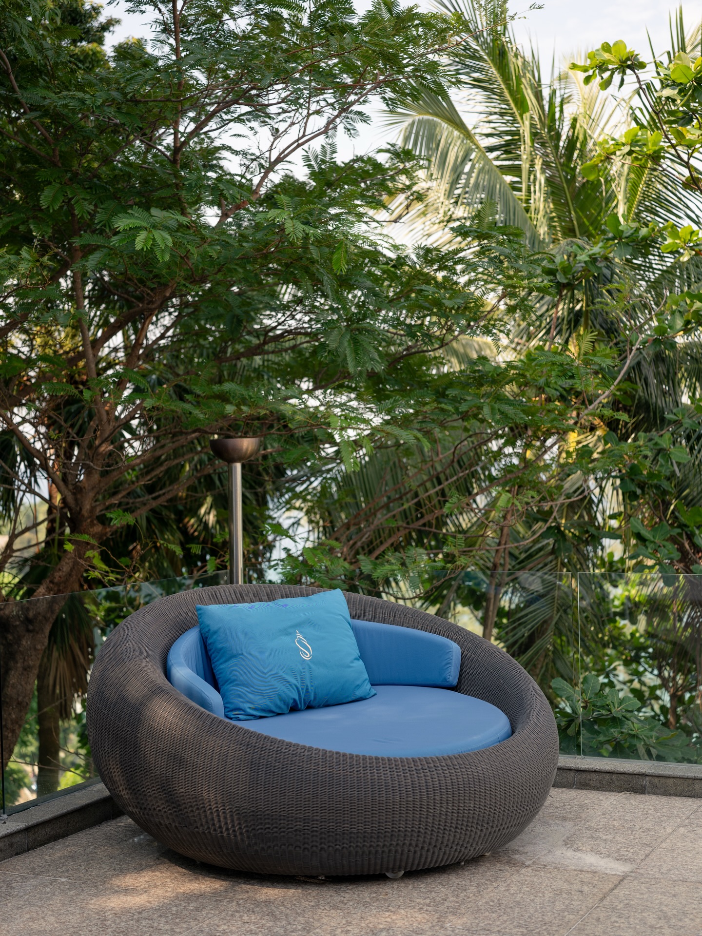 A private corner where the jungle leans in and the world fades away.
Bluesiam Villa
#bluesiam #bluesiamvillas #surinbeach #phuket #thailand