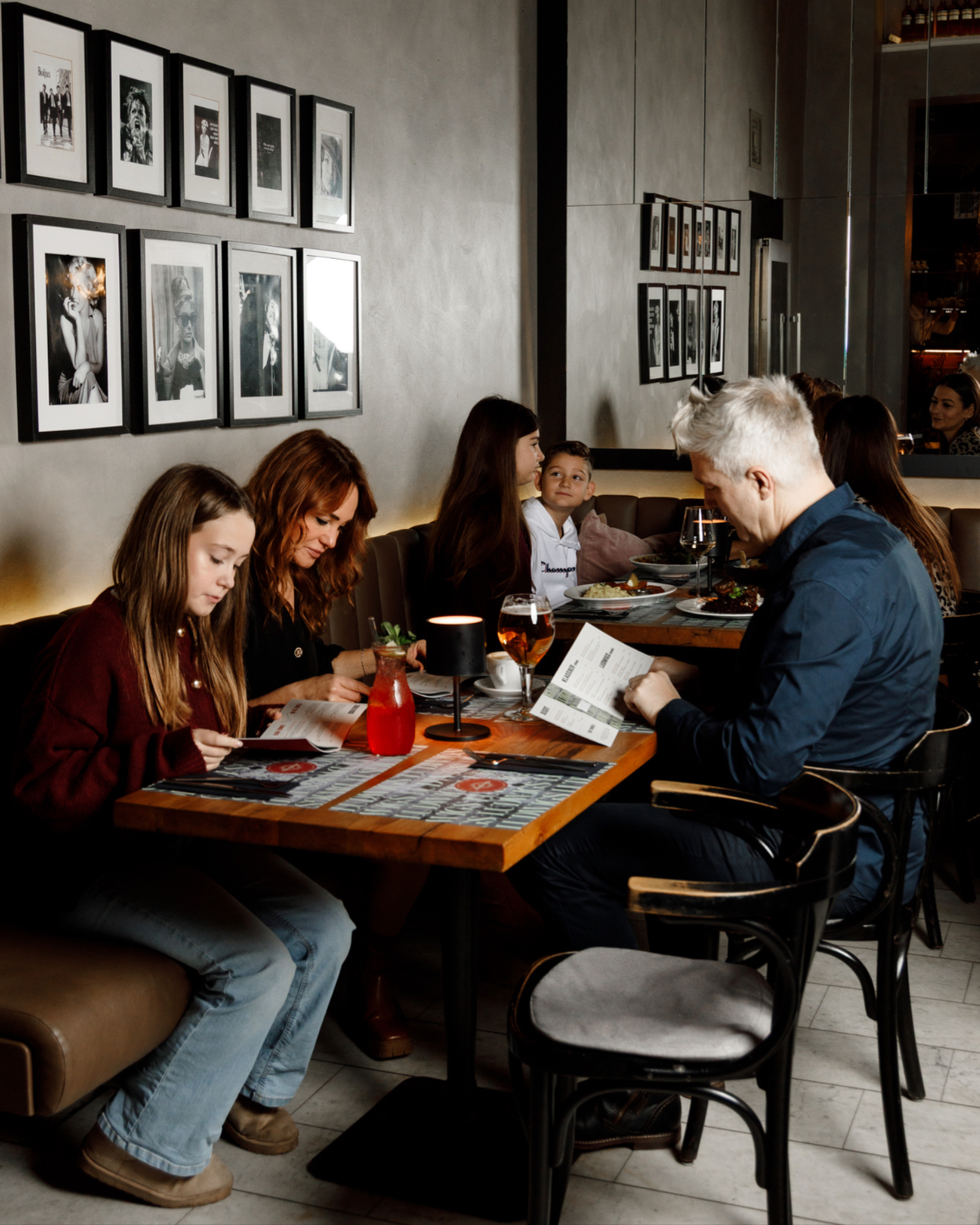Gute Gespräche, gemeinsames Essen und dieses angenehme Gefühl, angekommen zu sein. Ob Mittagessen, Abendrunde oder ein spontanes Wiedersehen – im Ludwigs entsteht Raum für genau die Momente, die man nicht planen muss.
#ludwigs #genussmomente #gemeinsamessen #mittagstisch #abendessen #50jahreludwigs