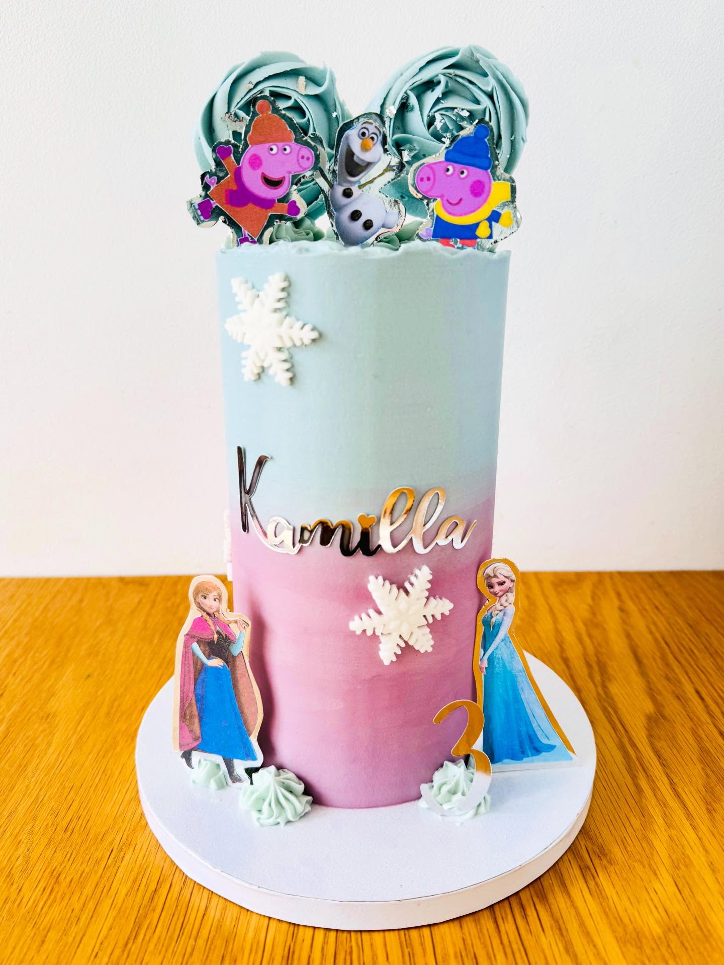𝑷𝒆𝒑𝒑𝒂 𝑷𝒊𝒈 𝒙 𝑭𝒓𝒐𝒛𝒆𝒏 ❄️⛸️
Kamilla knew exactly what she wanted this year — Peppa Pig and Frozen together on her birthday cake ✨.
🍰 4” tall vegan chocolate cake
#FrozenCake #PeppaPig #CustomCakeDesign #VeganCakes #InstaCake