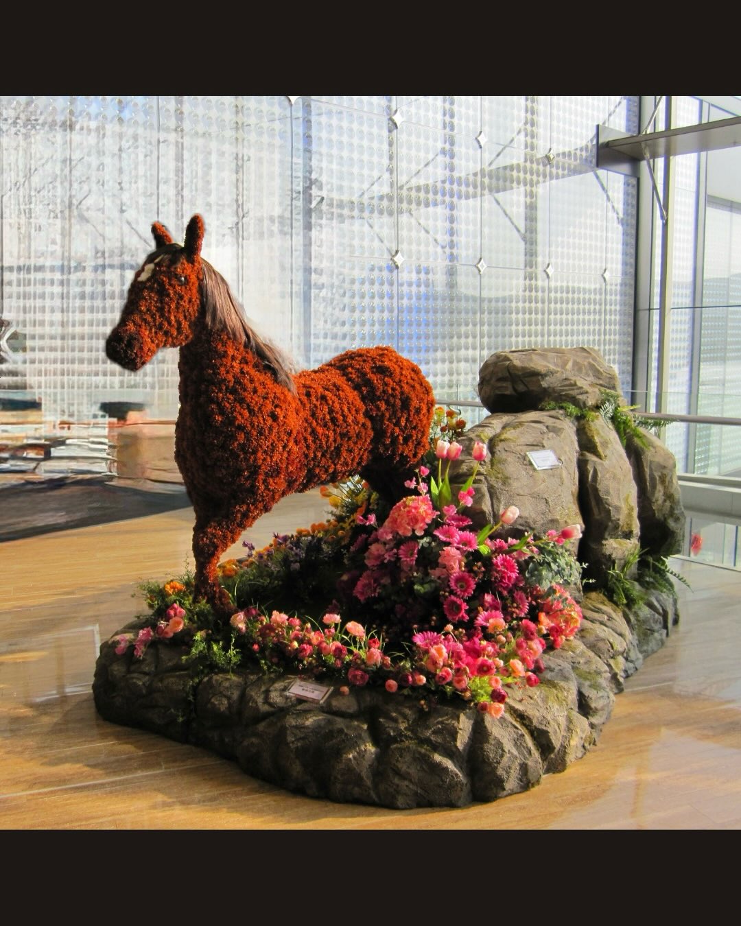 之前在澳門一奢華商場的十二生肖項目,今年馬年看看這個效果。
Feature of Horse Year: From Macau luxury mall zodiac project to raw concrete gallery reimagining.
https://www.festive-commercial.biz/
#馬年 #節日裝飾品 #festivedecor #festivedisplay #christmastree