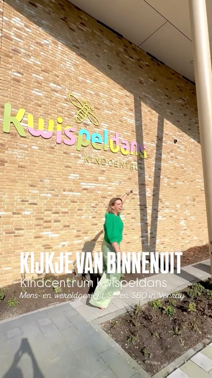 ๐๐๐๐๐๐ ๐ฉ๐๐ก ๐๐๐ก๐ก๐๐ก๐จ๐๐ง โฅ๏ธ
Het team van S(B)O De Kwispeldans maakt dagelijks werk van mens- en wereldgericht onderwijs. Dat doen zij vanuit een stevige pedagogische basis en een vol vertrouwen in de ontwikkelkracht van รญeder kind.
Sinds vorig jaar werkt dit kindcentrum met de themaโs en taaldoelen van @ik_ontwikkel ๐ฑ
Door het hele gebouw is een doorgaande lijn zichtbaar in de opbouw van kennis en vaardigheden. In iedere groep zie je een zorgvuldig opgebouwde Wereldwijswand met rijke taal, prachtige boeken en eigen teksten van kinderen.
Kindcentrum de Kwispeldans is een plek waar ieders welzijn en brede ontwikkeling centraal staat.
De mooiste dingen ontstaan van binnenuit. Wat een plek! ๐คฉ
#ikontwikkel #kijkjevanbinnenuit #mensenwereldgericht #demooistedingenontstaanvanbinnenuit