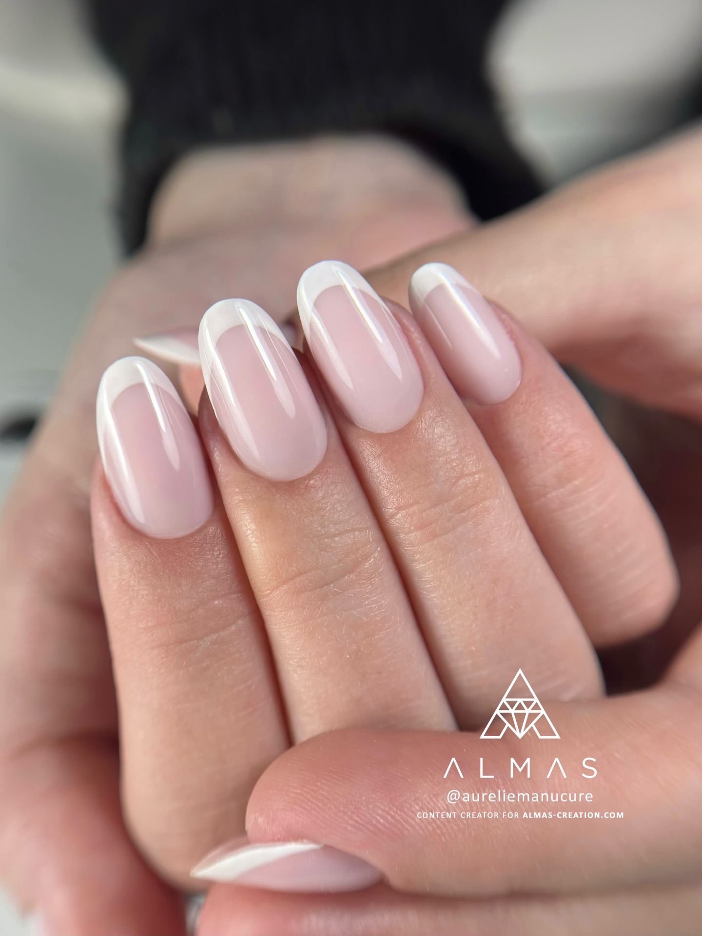 Notre gamme standard de polygels se travaillant au pinceau et cleaner regroupe 12 références. Parmi ces joyaux, quel est votre favori? 🤩
Aurelie a utilisé la teinte Rose Cloud avant de réaliser une french avec le paint Snow White. Une brillance sans égale est assurée sur le tout grâce à notre finition Diamond Top Coat! 💥
#polygelnails #polygelnail #frenchnail #ovalnails #sweetnails
