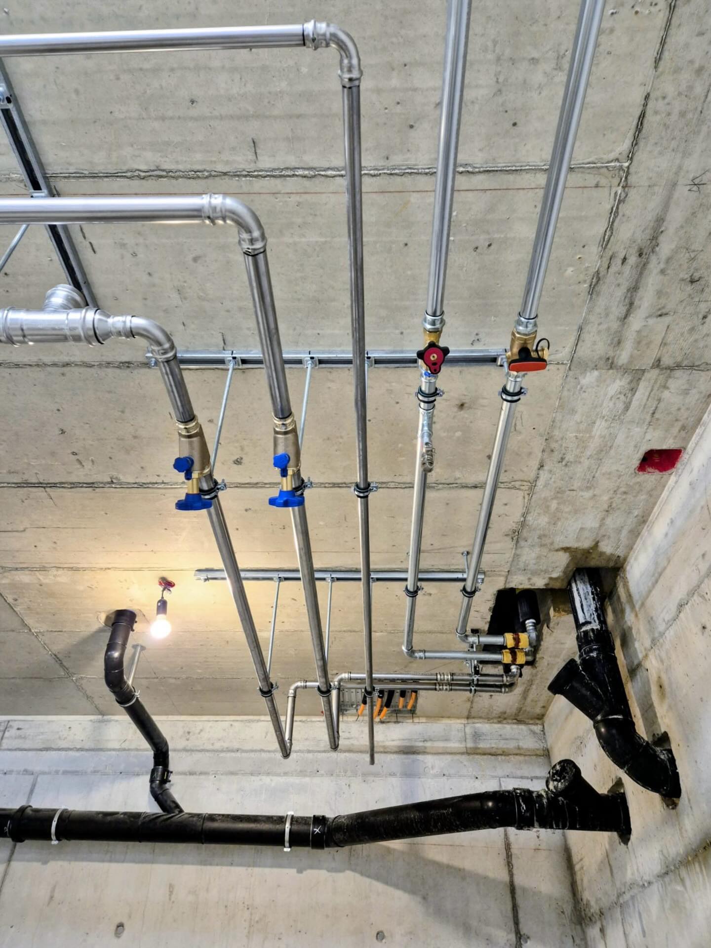 🛠️🏗️ Fortschritt auf der Baustelle
🚰🔧 Die Sammelleitung im Untergeschoss ist bereit und die Vorwandmontage in Arbeit💧.
Geberit PE-HD, Geberit Silent, Geberit Duofix, Nussbaum Profix
#nussbaum #geberit #schneitterag #sanitär #fyp