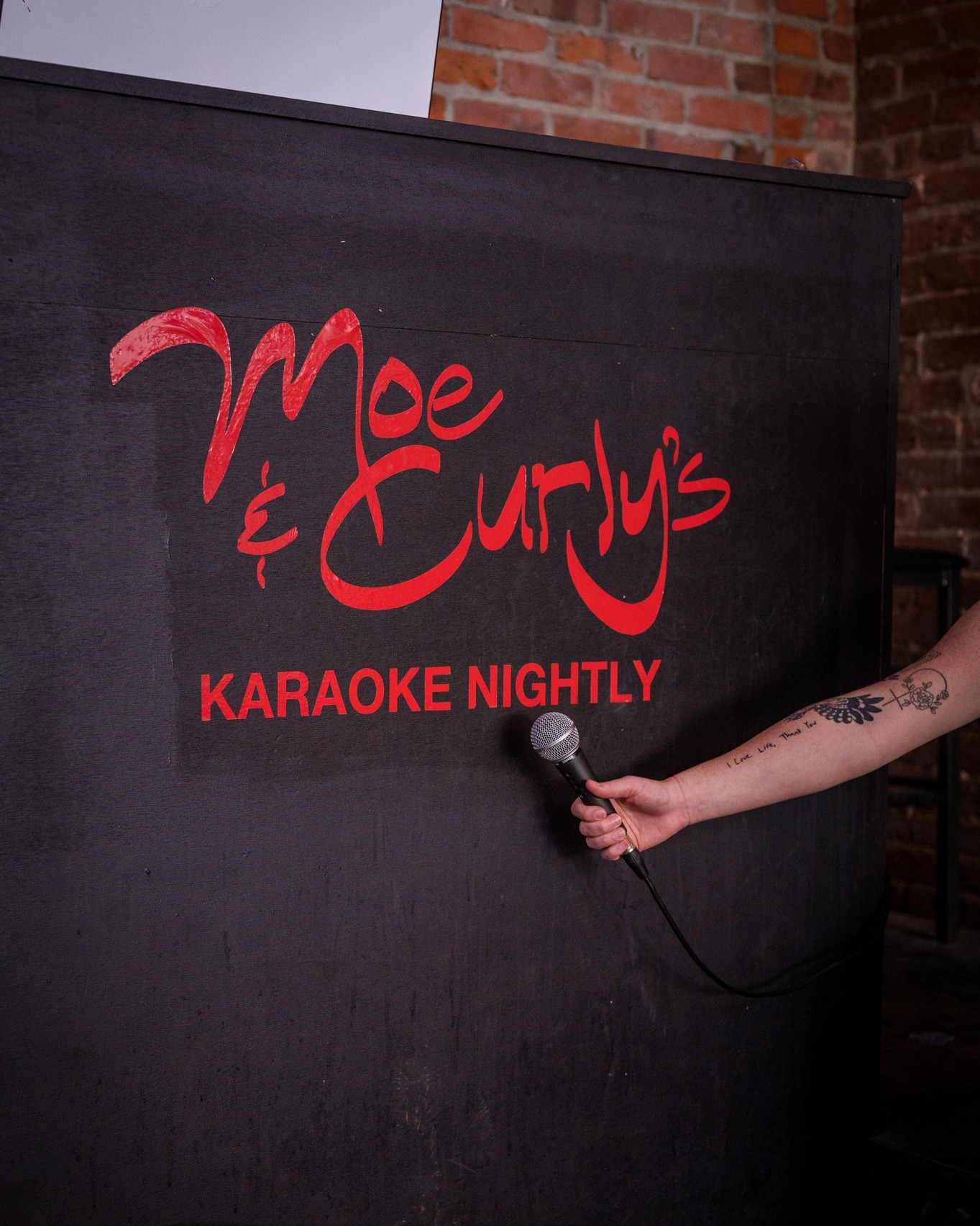 It's time you picked up the mic. Karaoke, unmatched craft cocktails, and delicious food are waiting for you tonight at Moe & Curly's!
🎤➡️ @moeandcurlyspubandgrill