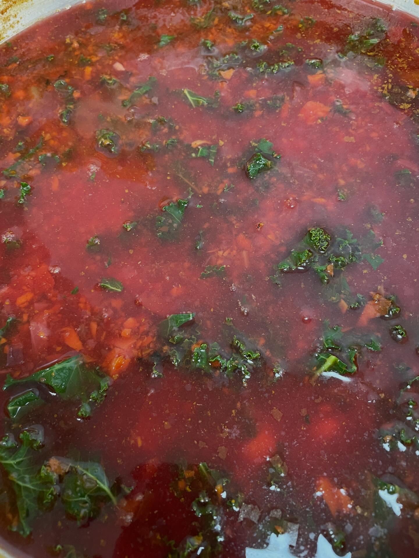 Who wants roasted vegetable soup? The carrots ate from @blackberry_moon_produce , the kale from @oakwoods_farm
Get yours tomorrow (Saturday) at @joplinempiremarket 10-2…
