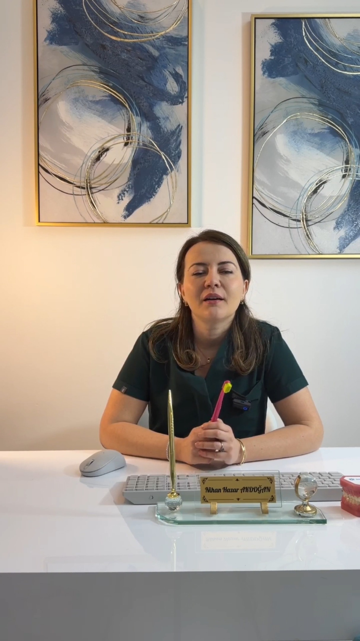 🦷 Diş Fırçalamamak Demans ve 50’ye Yakın Hastalığa Yol Açabilir mi?
Ağızda biriken bakterilerin sadece dişlere değil, tüm vücuda zarar verebildiğini biliyor muydunuz? Yapılan bilimsel araştırmalar, diş eti hastalıklarının ve ağız hijyeninin ihmal edilmesinin demans, kalp hastalıkları, diyabet ve birçok kronik hastalıkla bağlantılı olabileceğini gösteriyor.
Bu videoda Kayaşehir Ağız ve Diş Sağlığı Kliniği olarak şu sorulara cevap veriyoruz:
✔ Ağızda biriken bakteriler kana nasıl karışır?
✔ Diş eti hastalıkları beyni nasıl etkileyebilir?
✔ Demans ve Alzheimer ile ağız sağlığı arasında nasıl bir ilişki var?
✔ Günde sadece birkaç dakika ayırarak hangi hastalıkların riskini azaltabilirsiniz?
Düzenli diş fırçalama, diş ipi kullanımı ve diş hekimi kontrolleri sadece ağız sağlığınızı değil genel sağlığınızı da korumanın en önemli yollarından biridir.
📍 Kayaşehir Ağız ve Diş Sağlığı Kliniği
Sağlıklı gülüşler için doğru bilgi ve profesyonel destek.