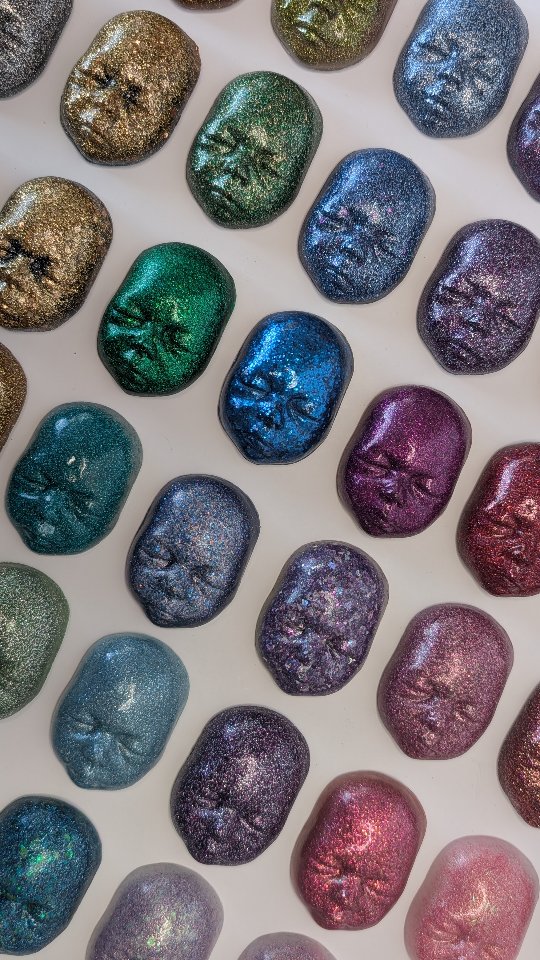 We finally made some goodies ✨
We started with magnets, which we sent to a few people for the New Year, and now it's your turn to discover them.
Cinebaby's heads with glitter, stars, and all colors to decorate a fridge that needs a little fun 🌟
More goodies coming soon... And maybe if enough of you responsable, we'll sell them online and you can get your very own limited edition cinebaby magnet !
So two questions :
🩵 What's your favorite color ?
👶 Would you like one ?
Goodies made by the amazing team :
@juliette_milon
@makeup_sfx_lbo
@natty.mua0
@c.am.rn
#cinebaby #sfx #goodies
@studiojunon