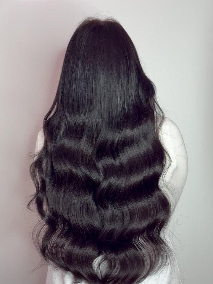 ✨ Mega cambio look con extension capelli veri 100% ✨
Due/tre mesi fa era venuta da me per applicare le extension da 55 cm e si era trovata benissimo.
Questa volta però voleva qualcosa di diverso… un vero mega cambio look 💗
Abbiamo fatto un upgrade scegliendo le extension da 65 cm, per ottenere una lunghezza ancora più importante e d’impatto.
Inoltre abbiamo optato per un colore più scuro e più simile alla sua base naturale, così da rendere il risultato ancora più armonioso e uniforme ✨
Il risultato finale?
Capelli super pieni, voluminosi e lunghissimi, perfettamente integrati con i suoi.
Lei è rimasta felicissima del nuovo look 🥰
📏 Extension 65 cm
💶 Costo: 680€
💳 Possibilità di pagamento in 3 rate con Klarna e PayPal
✨ Utilizzo solo extension capelli veri naturali 100%
📩 Scrivimi in DM per info e consulenza personalizzata
#extensioncapelli #extensioncapelliveri #extension65cm #extensioncapellimilano #masterextensionist