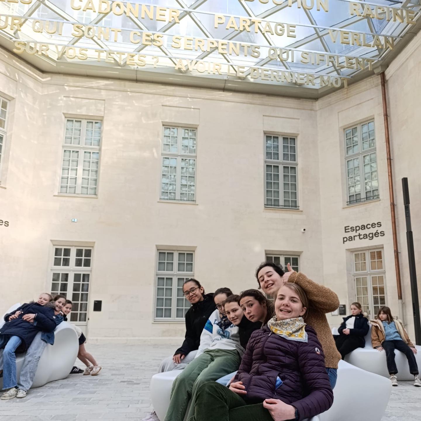 🧁MY KITCHEN BOOK 2026 • Last day 🥲
Last but not least, départ pour Villers-Cotterets, cité internationale de la langue française ! Les filles ont découvert à travers diverses animations les trésors et les originalités de notre langue, puis pique-niqué devant ce lieux historique.
🎭Le camp s’est terminé par une soirée des talents qui en a révélé plus d’une ! Piano, tours de magie, sketchs et chansons leur ont laissé de beaux souvenirs de ce premier camp « My Kitchen Book » !
📕 Elles repartent avec des recettes, des astuces, un carnet relié à la main… un nouveau regard sur la maison, et recevront bientôt leur « Kitchen Book » !