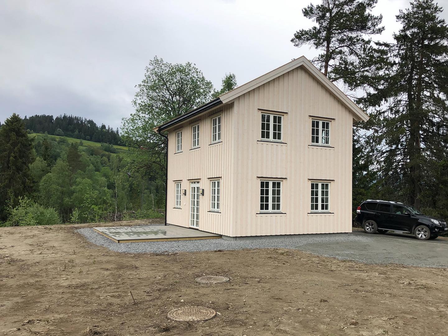 Newly built cottage with views to the river - only 3 minutes walking distance to the river. Four bedrooms and two bathrooms 🐠🌱🍃