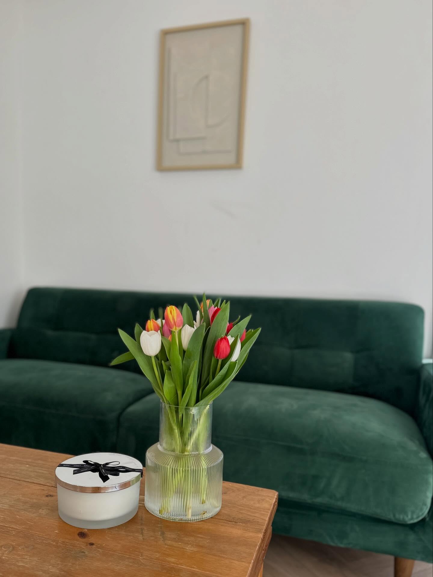 This weather is what we’ve all been waiting for☀️🌷Morning at the desk before an afternoon of walk and talk meetings🥰☕️