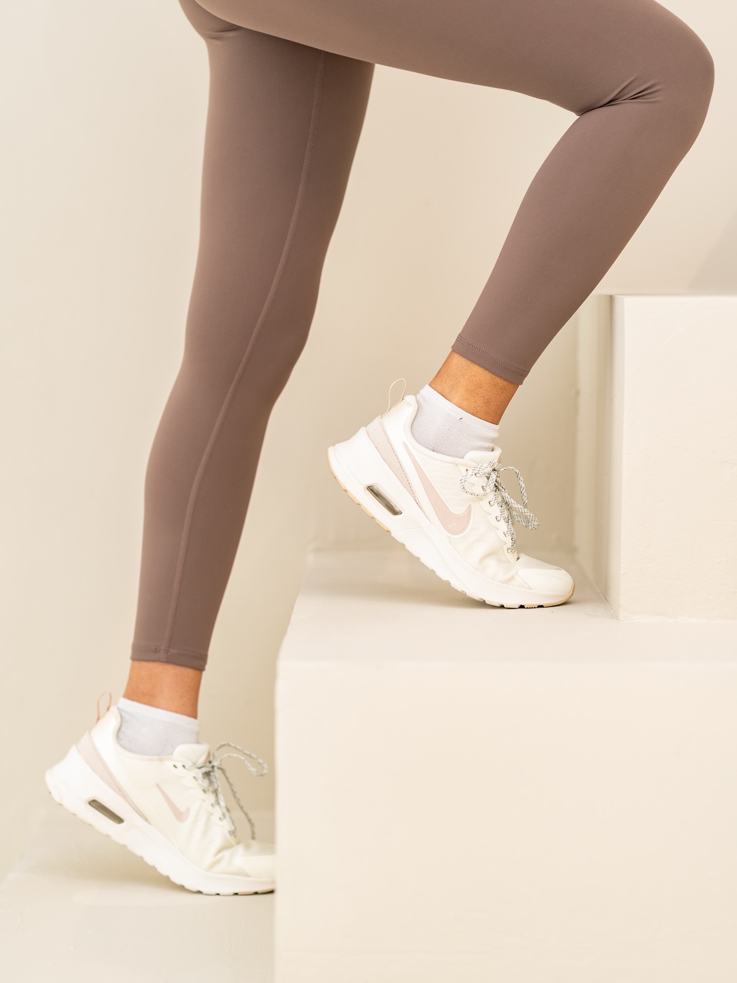 Step by step @nike
Wearing Air max nuaxis sneakers
Photographer: @feliciavphoto
Model: @kaitlynnoelleharris
Studio: @luxurypointstudio