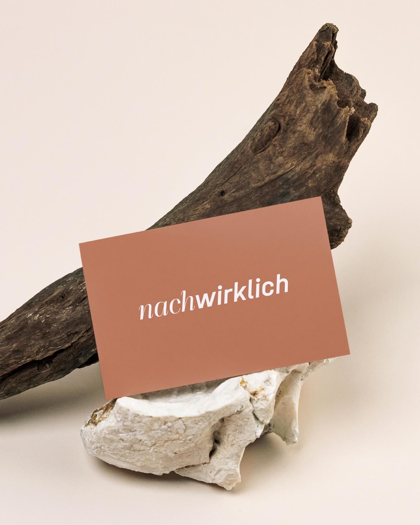 Heute: finally mal wieder ein Blick auf eins meiner aktuellen Projekte🥳
Es gibt Ereignisse im Leben, die hinterlassen Spuren – so auch eine Geburt. Für manche Frauen bleibt danach ein Gefühl der Unstimmigkeit: da sind fragmenthafte Erinnerungen, es bleiben Fragen oder etwas Ungreifbares, das aufgearbeitet werden will.
Mit „Nachwirklich“ erschafft meine Kundin Janina genau dafür einen Ort. Hier dürfen alle Gefühle rund um die Geburt Raum einnehmen – die leisen, undramatischen Zweifel. Die Fragen, die geblieben sind. Oder die großen Verletzungen. Was auch immer es ist: Janina gibt Raum für alles, was nicht loslässt und was gesehen werden will.
Als Hebamme mit über zwei Jahrzehnten Berufserfahrung sowie als systemische Coachin kann sie beides leisten: Fachkompetent, wissend und erfahren, nahbar und mit ganz viel Empathie fängt sie auf, was oft viel zu lange in der Schwebe bleibt.
All das in ihrem Branding spürbar zu machen und dabei vor allem ihre Kompetenz sichtbar zu machen, war meine Aufgabe. Ich hätte mir keine schönere für den Wiedereinstieg nach der „Babypause“ wünschen können. Here it is!
Im Auftrag von · Janina Chrobok | nachwirklich
Fonts · @typemates
•
#branding
#graphicdesign
#freiformdesignstudio
#gutessichtbarmachen
#werisebyliftingothers