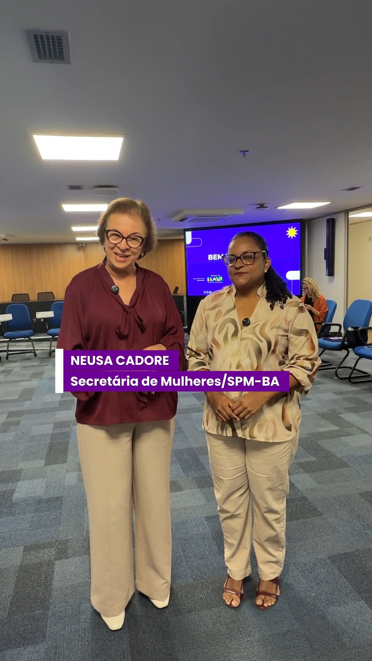 Olá, Bahia, companheiras e companheiros!
Seguimos em Brasília, atendendo à convocação do Ministério das Mulheres, em um debate fundamental para o presente e o futuro das políticas para as mulheres no Brasil.
Depois de um primeiro dia de muitas partilhas e aprendizados, hoje aprofundamos o debate sobre o enfrentamento à violência. O Brasil acaba de firmar um pacto nacional importante nessa área, e nosso desafio é transformar esse compromisso em ações concretas nos estados e municípios.
Também avançamos na construção de uma agenda unificada para o Março Mulher, nosso mês simbólico de mobilização, luta e afirmação de direitos. A Bahia está animada e mobilizada, sob a liderança do governador Jerônimo Rodrigues, em parceria com as secretarias que dividem conosco essa tarefa todos os dias.
Vamos organizar uma agenda forte para março e para todo o ano, com foco no enfrentamento à violência, na inclusão socioprodutiva das mulheres e na política de cuidados.
Nosso desejo é que, em cada município baiano, essa agenda esteja viva não apenas em março, mas todos os dias do ano. Seguimos firmes, porque a luta das mulheres é uma luta da gente! 💜