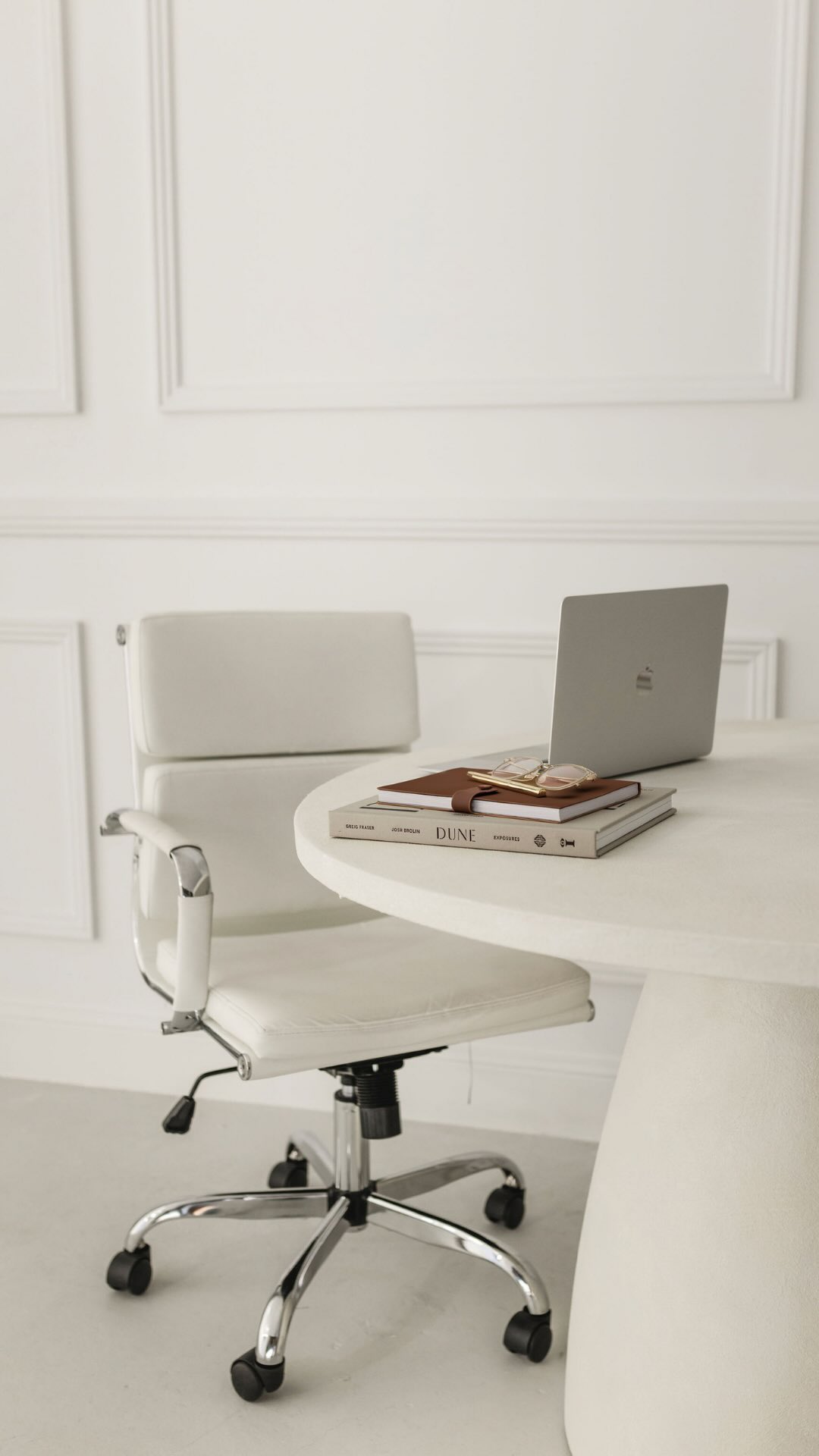 From spending more time with Hollie & Luca, filming, quiet moments in the office, getting drenched in the rain and being home in time to catch the sunset 🫶🏼
It’s time to start romanticising the small moments - not just the highly curated ones 🤎