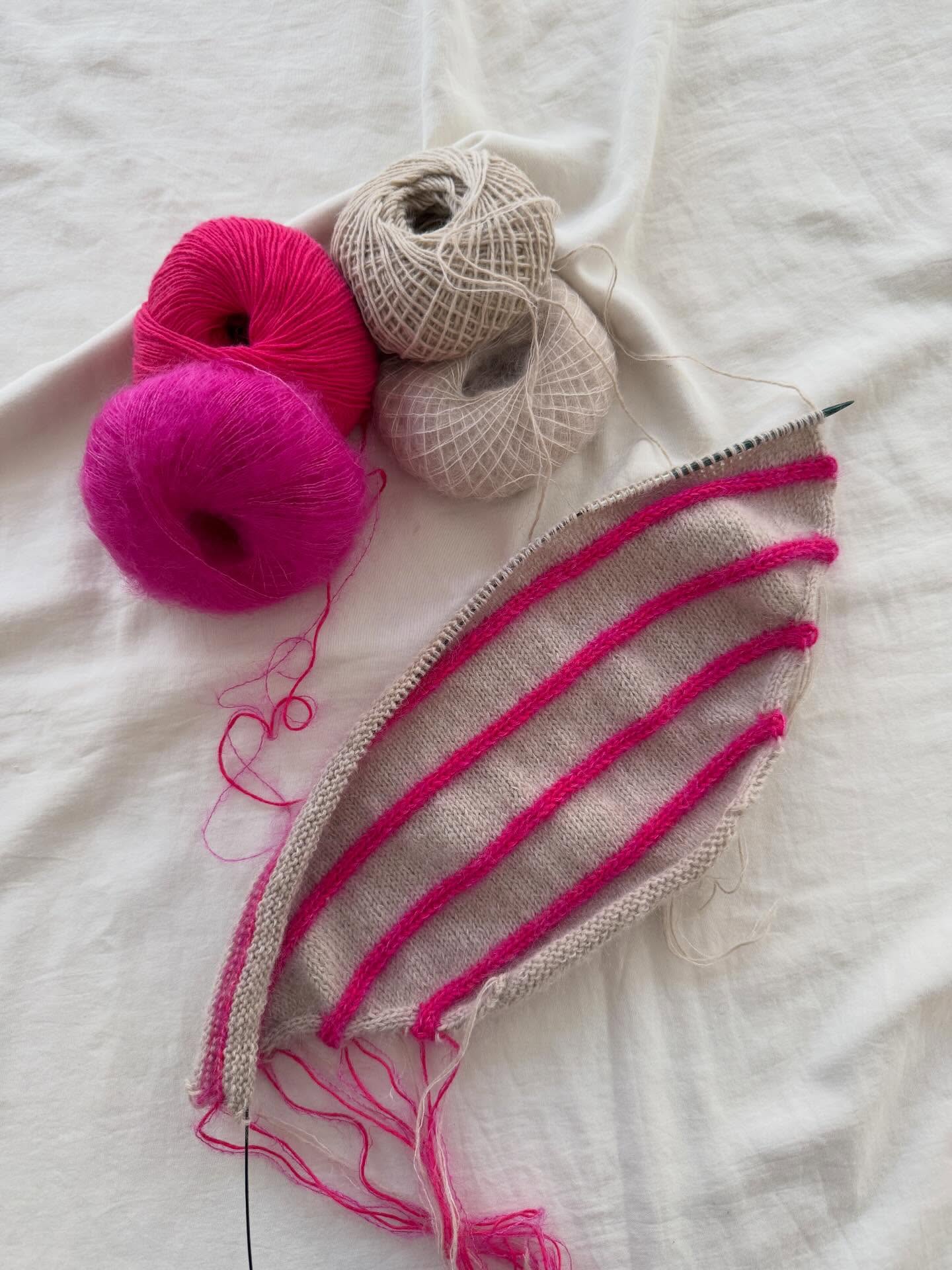 Guess who has immediately cast on the #bridgetsweater after the pattern release: Yes, the designer herself, because pink is always a good idea and a second special striped sweater as well 🥰
.
If you want to join me and cast on your version of the Bridget Sweater, you are most welcome to checkout the Webshop of @knottenwol as they have prepared kits for the design in the most beautiful color combinations ☺️
.
Happy Saturday to you and happy knitting 🧶💗
.
.
.
Pattern by me - Bridget Sweater - and available now in German and in English on my website and Ravelry OR as a knitting kit via @knottenwol 🥰
.
Yarn: Ecopuno and Silkhair by @lanagrossa
.
Advertising
.
#knitting #knittingaddict #knitknitknit #nevernotknitting