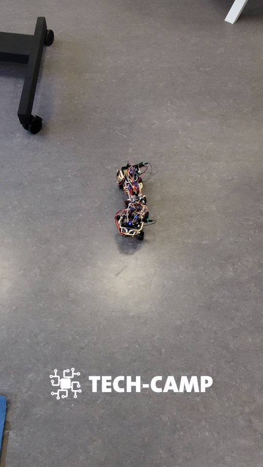 Die SmartDrive-Fahrzeuge treffen aufeinander, stoßen zusammen und es sieht fast so aus, als würden sie gegeneinander „kämpfen“.
Testen, Fehler finden und optimieren mit viel Spaß.
#SmartDrive #RobotikWorkshop #MINT #Teamwork #Prototyping