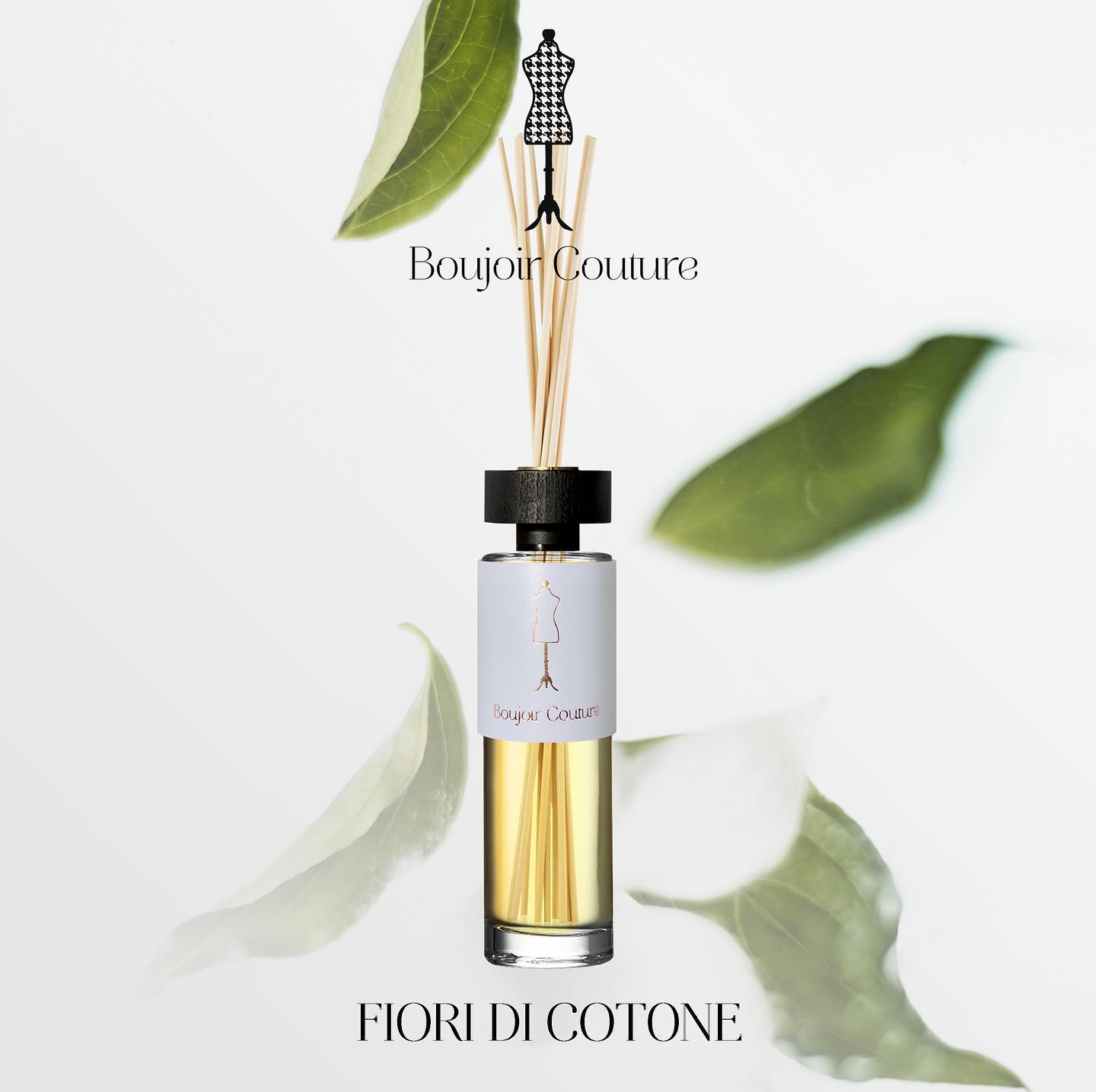 Un must della collezione che trae ispirazione dalla delicatezza dei fiori di cotone. Coccolare è un semplice gesto, ma dalla grande potenza: la diffusione di questo profumo dalle note di pesca, rosa e anice vuole essere una gentile carezza per voi stessi e per i vostri cari.
#ambienteeprofumi #diffusori #diffusoriambiente #cotone #profumi #casa