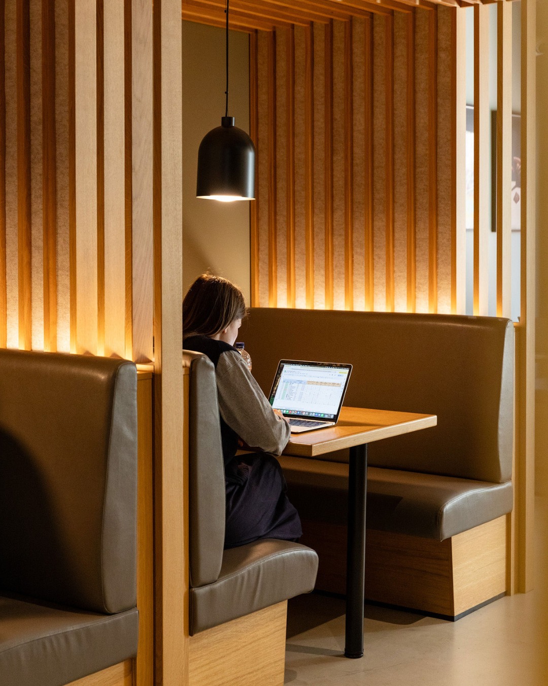 Cosy corners of Projects ✨
Not every workday looks the same. Some mornings are for shared tables and easy conversation, others are for headphones on and focus found.
So alongside the shared desks and meeting rooms, you’ll find little hideaways and cosy corners that feel more homely.
Your home away from home. 🏡