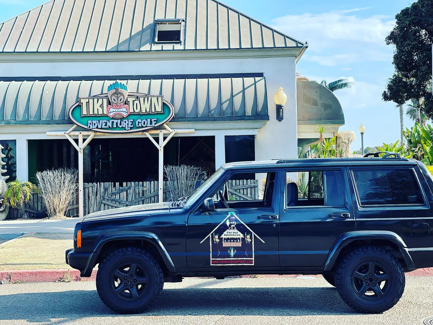Crusin’ San Diego streets in the Tiki Jeep! Found Tiki Town Adventure Gulf! 😃🌴