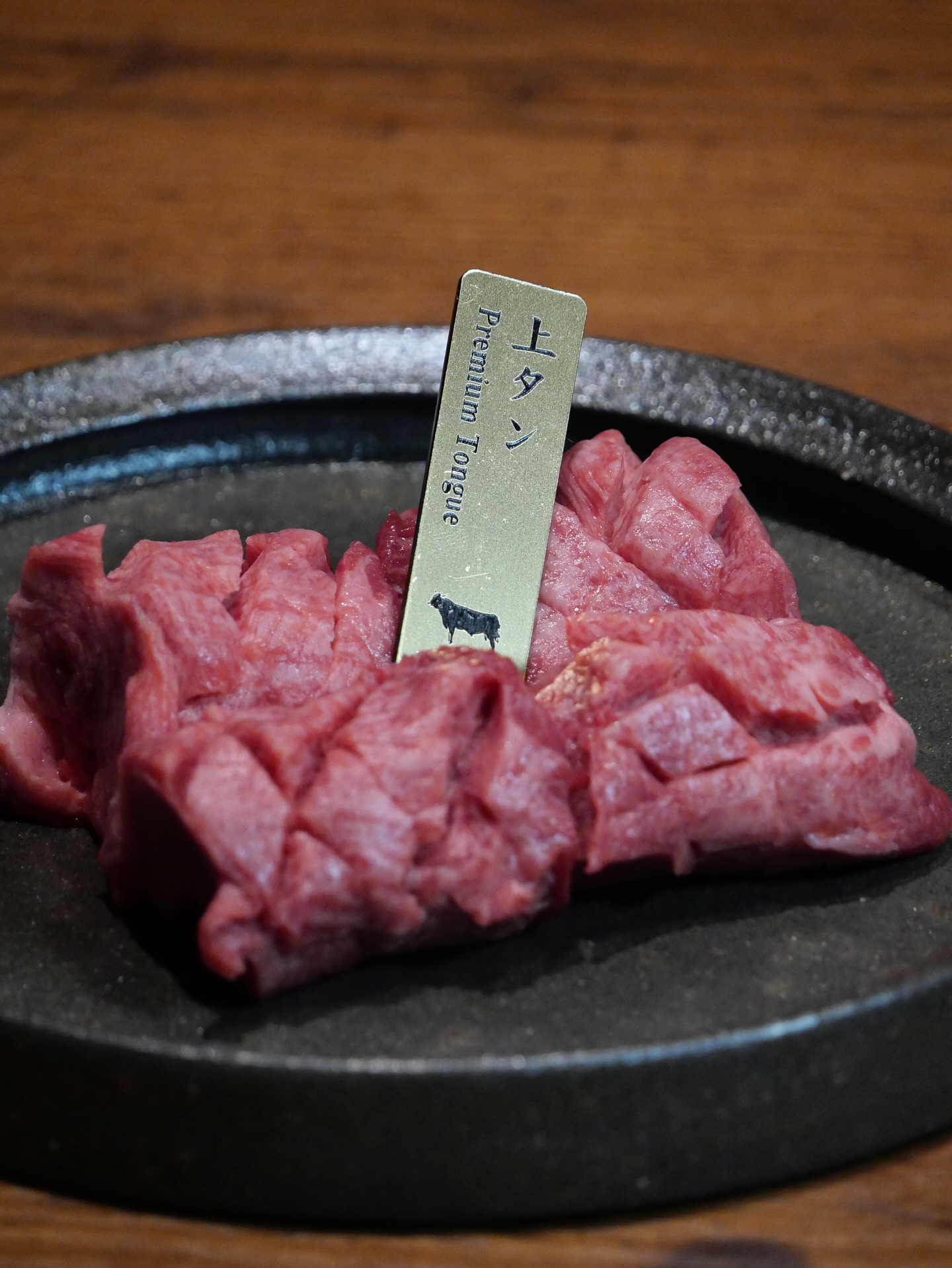 噛むほどに、溢れ出す幸せ。
焼肉マウムが自信を持って供する「厚切り上タン」。 驚くほど柔らかな肉質と、サクッと弾ける絶妙な食感は、 職人が一つひとつ丁寧に入れた細やかな切り込みの賜物です。
店名:焼肉マウム 京都木屋町店
ディナー営業↓
•営業時間:17:00〜3:00
【ディナー予約方法】
•電話
•DM
•プロフィールのURL
•住所:〒604-8021 京都府京都市中京区北車屋町265-1 UGKビル1F
•電話番号:+81-75-741-7011
阪急四条河原町駅・京阪祇園四条駅より、
徒歩5分と駅チカ
※駐輪、駐車場 近隣にコインパーキング有り ____________________________________________
Happiness in every bite.
Our signature "Thick-Cut Premium Tongue" is the pride of Yakiniku Maumu. The incredibly tender texture and that perfect, crisp snap are all thanks to the delicate, hand-carved lattice work by our master chefs.
Indulge in a truly special dish. We are ready to welcome you with our very best tonight.
Restaurant Name: Yakiniku Maumu Kyoto Kiyamachi Branch
Dinner Service↓
* Hours: 17:00 - 3:00
:How to Reserve for Dinner:
* Phone: ☎
* DM
* Website
* Address: 〒604-8021 265-1 Kitaguruma-cho, Nakagyo-ku, Kyoto-shi, Kyoto UGK Building 1F, Japan
* Phone: +81-75-741-7011
#yakiniku #wagyu #京都焼肉 kyotofoodie 焼肉焼肉マウム