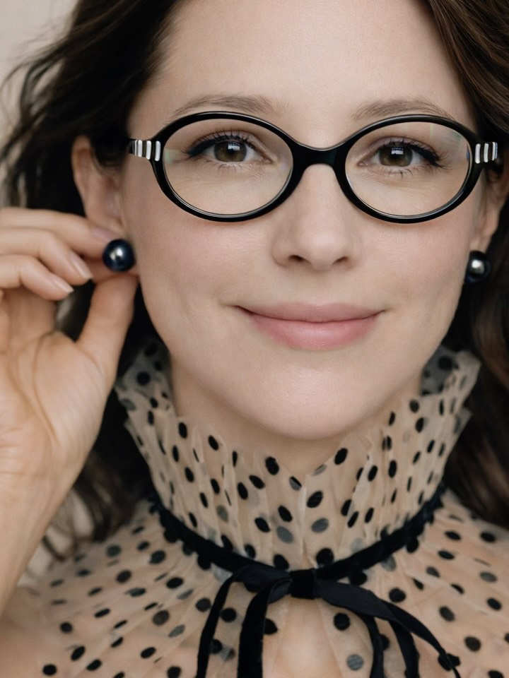 Czerń podkreśla spojrzenie i dodaje wyrazistości. Biel rozjaśnia twarz i wprowadza lekkość. Owal łagodzi rysy i utrzymuje proporcje.
💬 Zaobserwuj & 📞 umów spotkanie z naszym handlowcem
❤️❤️ nowa Kolekcja @idtokyo_eyewear w Twoim salonie optycznym.
Monochromatyczna paleta daje spójność i ponadczasowy efekt. To wybór, który nie dominuje stylizacji, tylko ją porządkuje.
*Okulary to wyrób medyczny, używaj go zgodnie z załączoną etykietą.
#iDTOKYO
#NowaKolekcja
#SalonOptyczny
#TopModele
#CoSięSprzedaje
WchodziszCzyObserwujesz
🖤🤍💚 Chcesz zobaczyć więcej kolorów tego modelu i-D TOKYO: