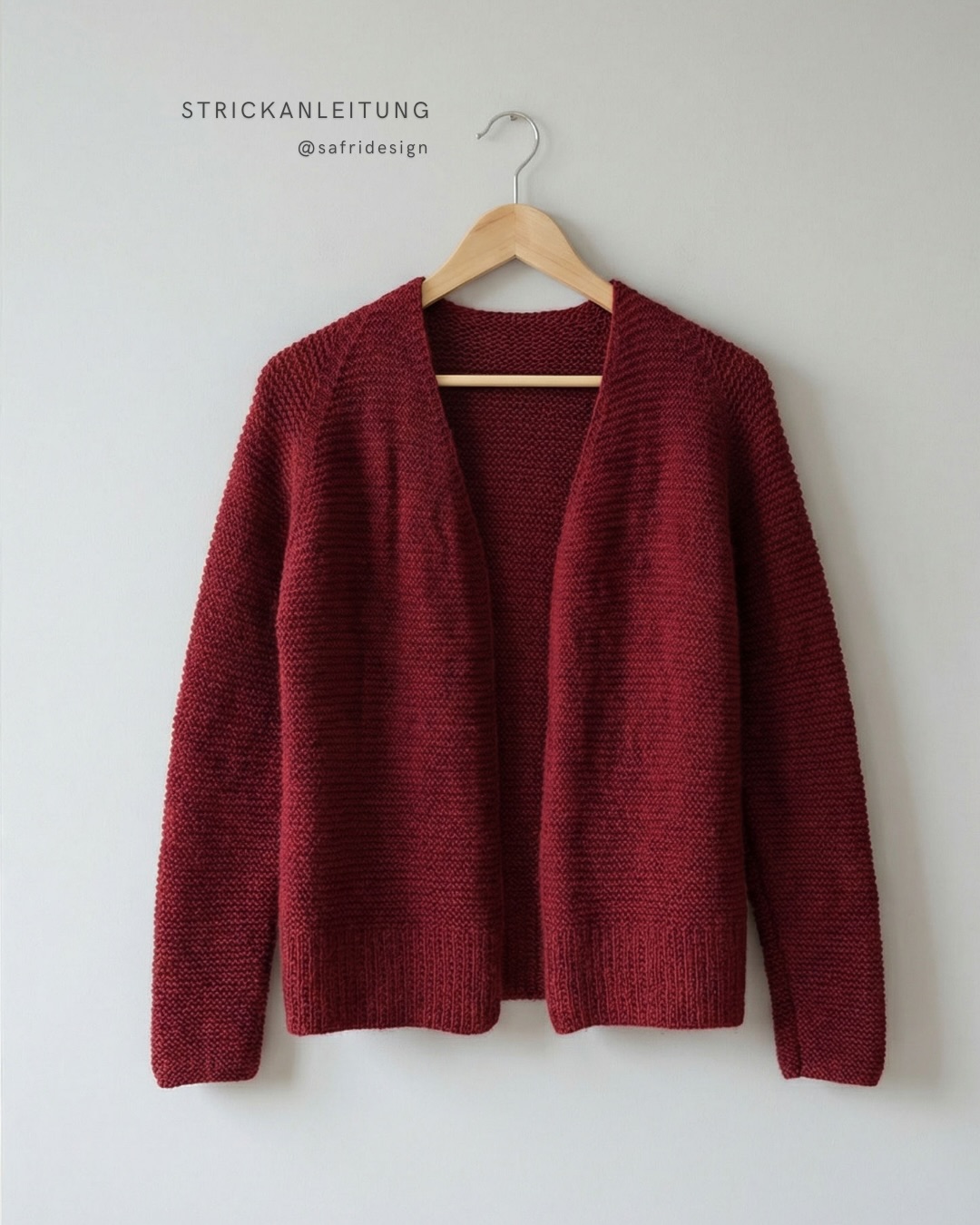 Schlichte Jacke.
Diese Jacke ist für alle, die es klar mögen.
Kein Trendteil. Kein „nur für diese Saison“.
Sondern ein Stück, das du morgens überwirfst – und abends immer noch gern trägst.
Kraus rechts gestrickt, mit ruhigem Fall.
Strickanleitung im Shop – Link in Bio
#safridesign #strickjacke #strickanleitung #slowknitting #zeitlos