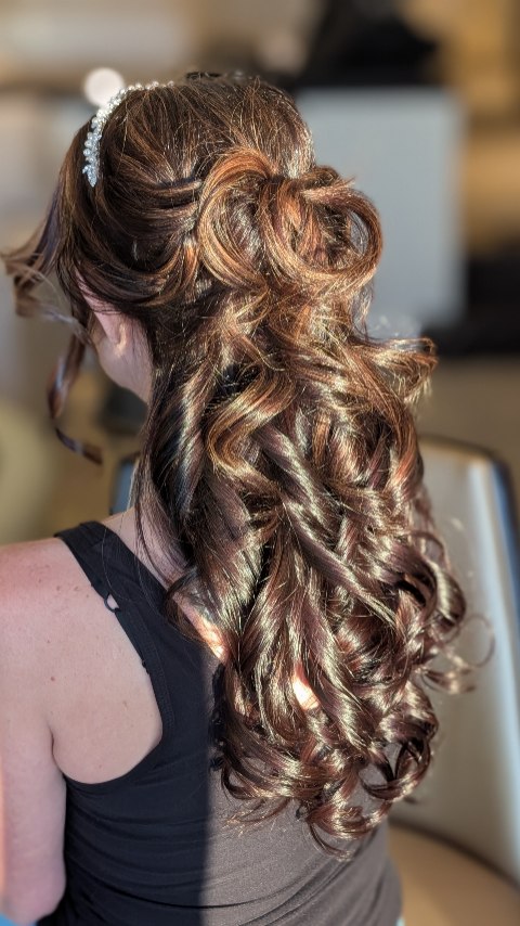 Princess energy, perfected. Every curl holds strong, every detail sparkles—confidence that lasts ✨💖 #VegasGlam #BeautyThatLasts