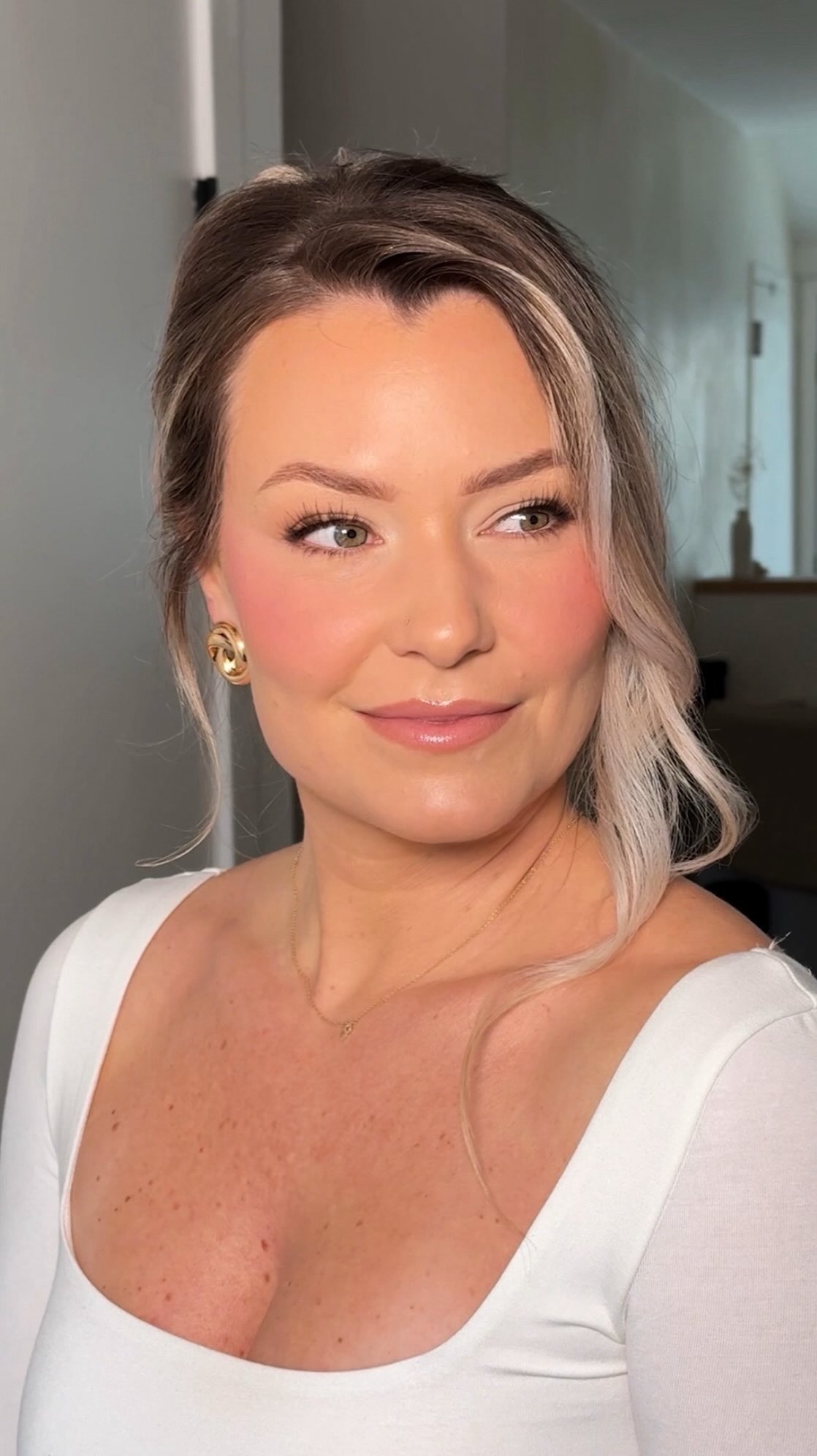 The final look from todayās group lesson for @covetbeautyco
Thank you to these amazing group of artists who I was truly honored to teach! This was my second year of teaching working makeup artists and each session has been such a gift.
Education season has come to a close as bridal season picks up for our team at the end of this month. Iām already planning for next yearās season and look forward to sharing whatās nextš«
#longislandmakeupartist #longislandbride #longislandbridalmakeupartist #longislandmakeupandhair wedding day, nyc makeup artist, new york makeup artist, bridal makeup wedding ideas, bride, makeup inspo, beauty bloggers, italy wedding, tulum wedding, mexico wedding, ireland wedding, makeup artist, montauk makeup artist, soft glam, natural, glowy makeup, bronzey makeup, summer wedding, fall wedding, Suffolk county, Nassau county, NYC, Manhattan, Hampton