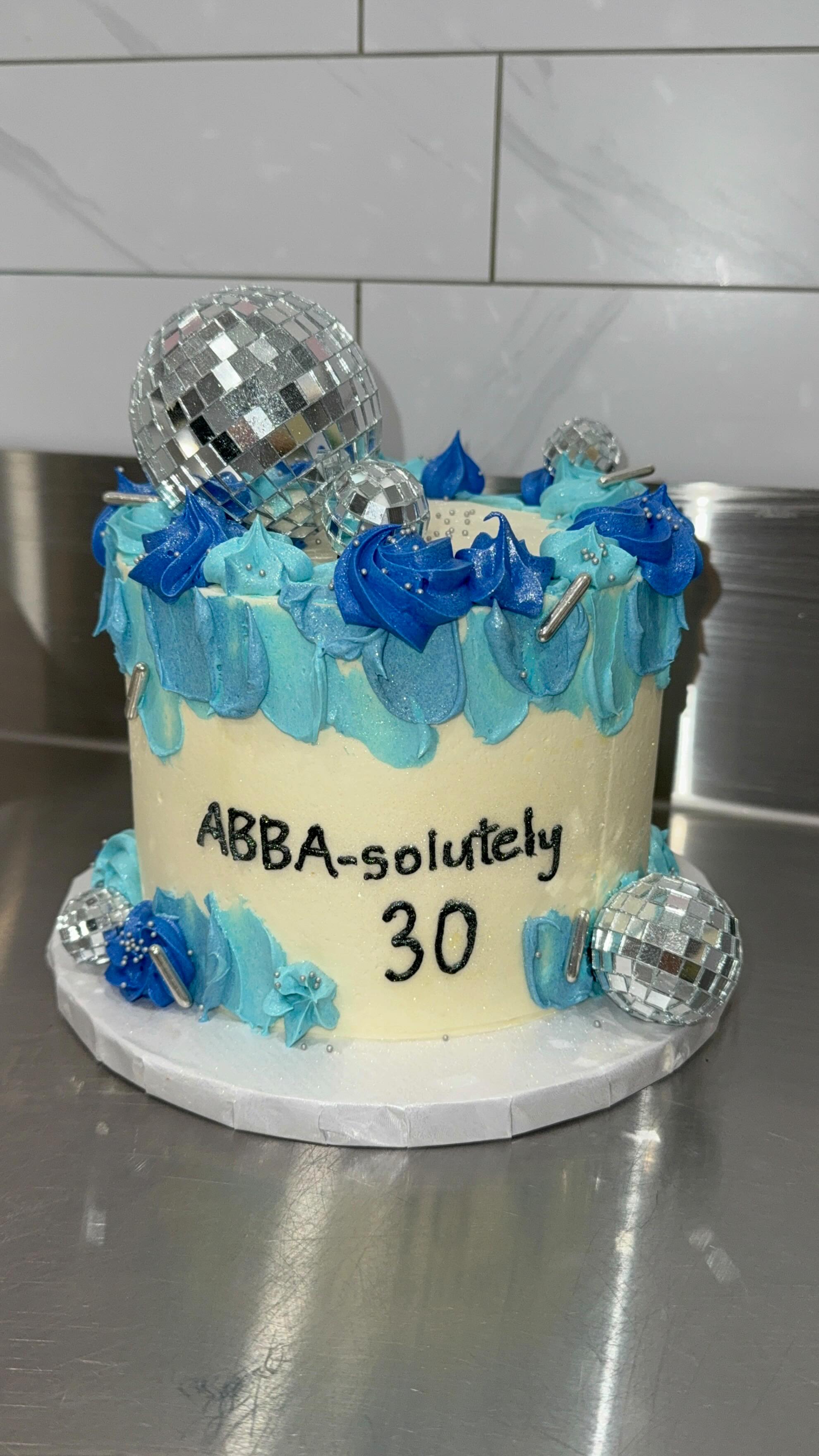 which dessert(s) from this day is your fav?!
.
.
.
.
.
#customcake #birthdaycake #cupcakes #gtabakery #nobleton juliassweettreats