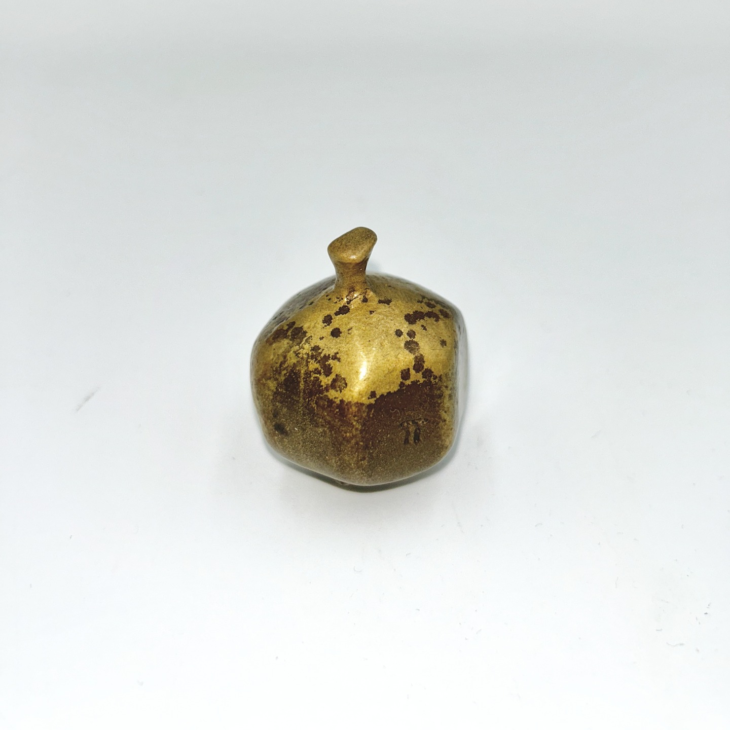 ❌ SPRZEDANY | Granat-odważnik, Bliski Wschód, XIX w./XX w.
Mosiężny odważnik 200 g w kształcie owoca granatu, sygnowany liczbą 2, pochodzący z XIX w. lub I poł. XX w. z Bliskiego Wschodu lub Azji Mniejszej, gdzie owoc ten jest istotnym elementem lokalnego systemu znaczeń. Ew. Bałkany lub Włochy, podobny okres. Na wiek wskazuje waga przedmiotu - dokładne 200 g.
Od starożytności granat w regionie stanowi symbol płodności, obfitości i regeneracji. W tradycjach anatolijskich, greckich i później chrześcijańskich łączył się także z ideą cykliczności, przejścia między życiem a śmiercią oraz zmartwychwstania. W kulturze ludowej europejskiej i osmańskiej utrwalił się jako znak dobrobytu, pomyślności i błogosławieństwa.
Waga 200 g
200 PLN + 15 PLN koszt przesyłki