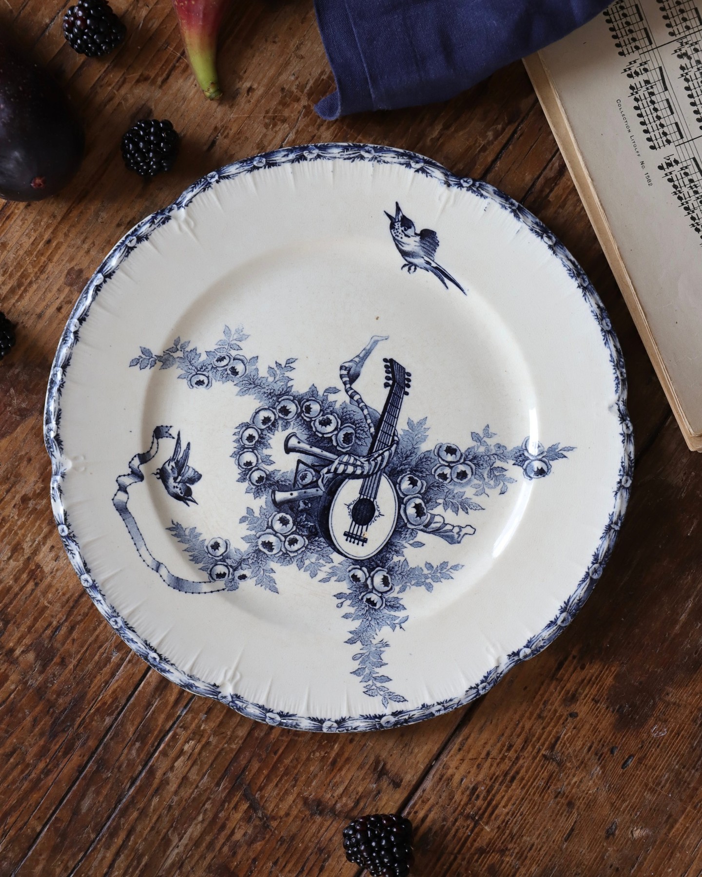 These French plates from Sarreguemines called birds and musical instruments are so beautiful, it’s a delight just to watch them !
Large dinner plates, soup plates and dishes available on the eShop.
♻️ Choose vintage tableware and be kind to the planet.
📱Follow my Instagram to make sure you’ll never miss a novelty.
#kitchenbrocante #instabrocante #brocanteenligne