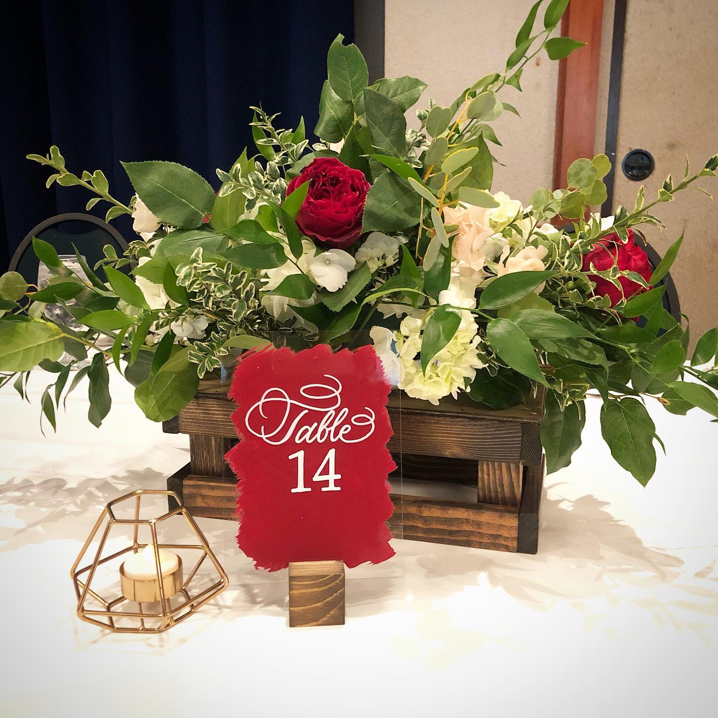 Happy February! How many of you considered January your one-month trial period of 2020? We’re so excited to see what’s in store this year and working on some goals! Here’s some romantic decor inspo from Lea-Ann and Daniel’s winter wedding. The wooden centerpieces were crafted by the groom himself, the beautiful merlot signage are done by @signedbyabi and the flowers are from one of our fave florists, @spinningwebflorist
