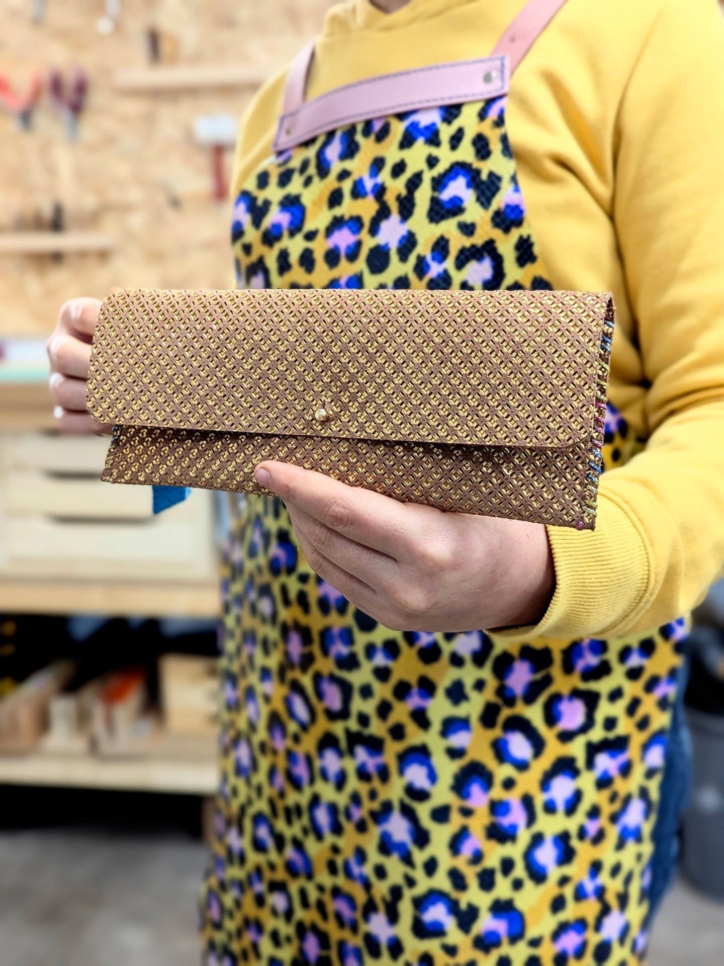 ✨ Atelier Duo en février ✨
Quel plaisir de voir vos sourires et vos mains s’activer à l’atelier pour partager un moment complice entre adultes et enfants 🤎
En février, les ateliers duo adulte-enfant ont été synonymes de rires, de découvertes, de fierté… et de belles pièces fabriquées ensemble.
Merci à toutes ces petites mains et à ces grands cœurs... Merci à Séverine, Carole et leurs filles, Marie-lou, Mélanie et sa filleule,...
Aujourd’hui, j’ai une petite nouveauté à vous partager 🎉
Sur les ateliers accessoires adulte-enfant, une nouvelle création s’invite : le “Vide Trésors”, un petit format ludique et plein de personnalité à fabriquer ensemble 🧡 (⇢ disponible sur le site !)
Ce moment de partage, accessible dès 7 ans, est une belle façon de (re-)vivre la magie de la création artisanale à deux
Les plannings d’ateliers de mars, avril et mai sont sortis lundi dernier !
Si vous avez envie de créer ensemble, en duo ou en solo, rendez-vous vite pour réserver votre date ✨
A bientôt, autour d'une création
Marion
#ateliermaroline
#atelierduo
#atelieradulteenfant
#momentcomplice
#maroquinerieartisanale