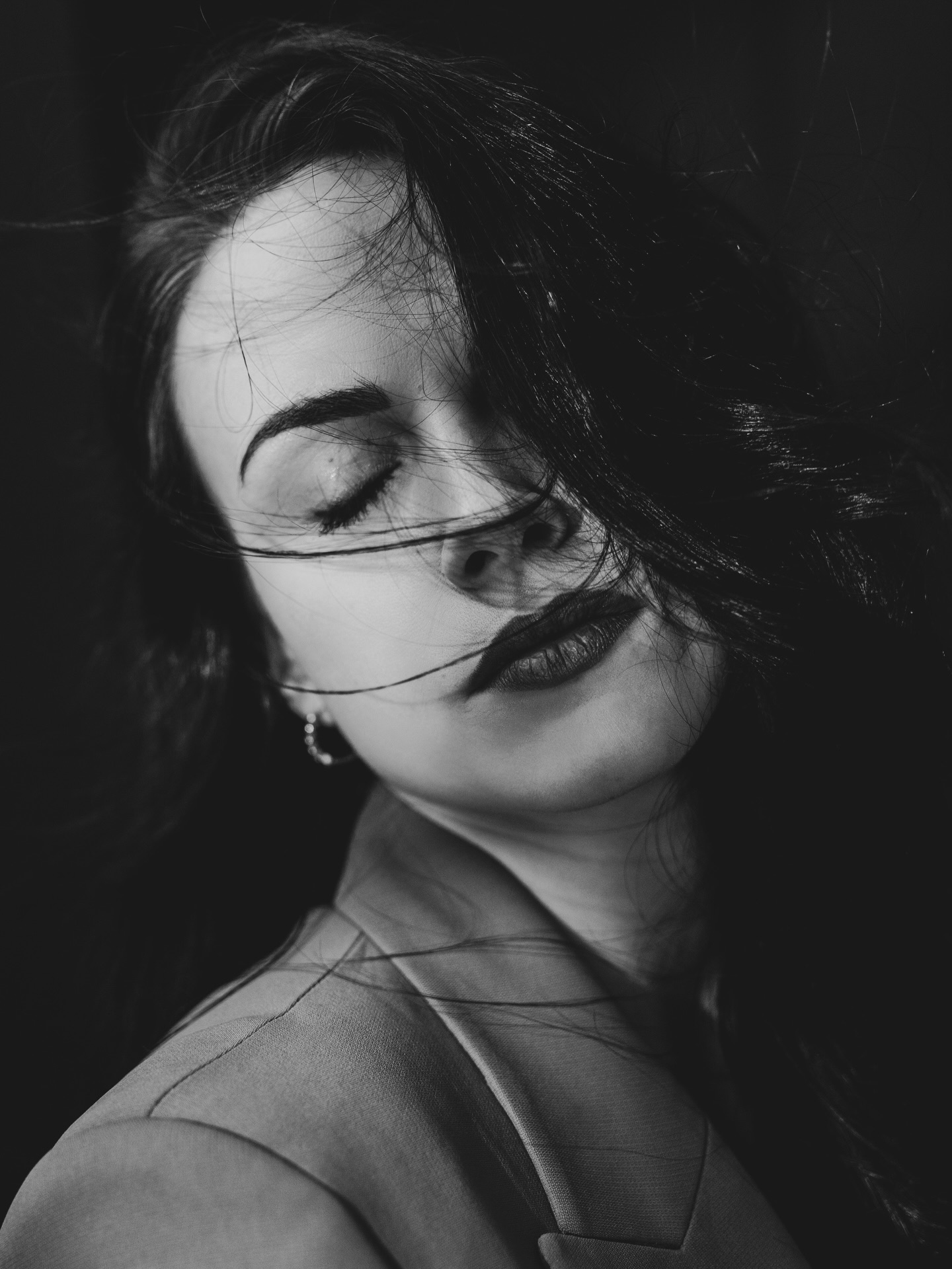 Neues wagen. Einfach machen.
Ich hab mich endlich mal wieder etwas ausprobiert. Neue Lampe, neue Möglichkeiten. Ventilator dazu und ab geht’s.
Einfach schauen, was passiert, wenn Licht einfach trifft.
Wenn Bewegung nicht kontrolliert wird. Wenn man nicht alles überdenkt und einfach macht.
Und genau da entsteht etwas.
Etwas Rohes. Kraftvolles. Sinnliches.
Manchmal braucht es nur den Mut, Dinge anders zu machen.
In der Story wart ihr komplett begeistert – deshalb spiele ich mit dem Gedanken, daraus ein limitiertes Mini-Shooting zu machen.
Für Frauen, die Lust haben, sich selbst zu sehen.
Wenn dich das reizt, schreib mir „POWER“ per DM. 🔥
#merastudio #neues #fotografie #portrait
MERASTUDIO PORTRAIT FRAUSEIN