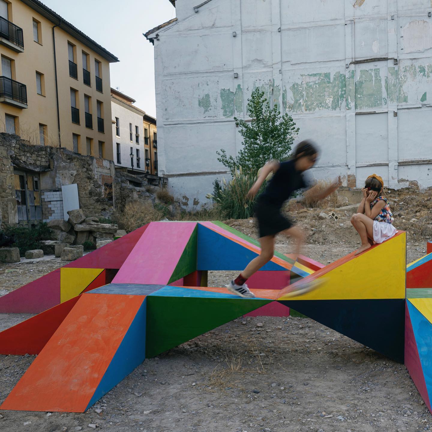 This colourful urban installation aims to stimulate unstructured play in unused public spaces. Installed as part of the ‘Concéntrico festival’ in Logroño, Spain, a series of 91 urban installations hoped to help citizens re-discover places in their neighbourhood that might have been otherwise forgotten. Through a brightly coloured sculptural playscape, the artists were able to bring a community together, allowing residents to gather and play collectively. 🌈
Project: “Prior”
Location: Logroño, Spain
Designer: SKULL Studio
Photography: Javier Anton, Josema Cutillas, Bet Orten
.
.
.
#citiesforplay #playfulcity #childfriendlycity #play #learningthroughplay #urbandesign #placemaking #publicspace #urbanplanning #citymaking #urbanchildhoods #citylife #urbanista #planning #citylab #citiesforpeople #playmatters