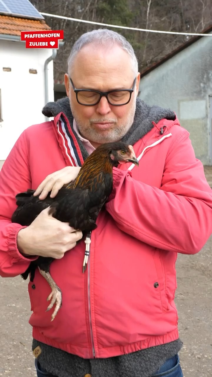 Wir lassen lieber Taten sprechen.
Danke für diese intensive, verrückte, schöne Wahlkampfzeit.
Danke an alle, die Plakate aufgehängt, Flyer verteilt, diskutiert, organisiert, motiviert und mit uns an Pfaffenhofen geglaubt haben.
Danke an alle Unterstützerinnen, Freundinnen, Helferinnen und Mutmacherinnen.
Zum Schluss zeigen wir euch ein paar Outtakes – die Momente zwischen den Momenten.
Weil Politik nicht perfekt sein muss. Aber ehrlich.
Und an alle, die noch überlegen, ob sie morgen überhaupt zur Wahl gehen:
Gerade eure Stimme kann den Unterschied machen.
Wenn ihr wollt, dass Pfaffenhofen weiter mutig vorangeht – bei Wohnraum, Energie, Kultur und Zusammenhalt – dann geht morgen wählen.
Pfaffenhofen zuliebe. ❤️