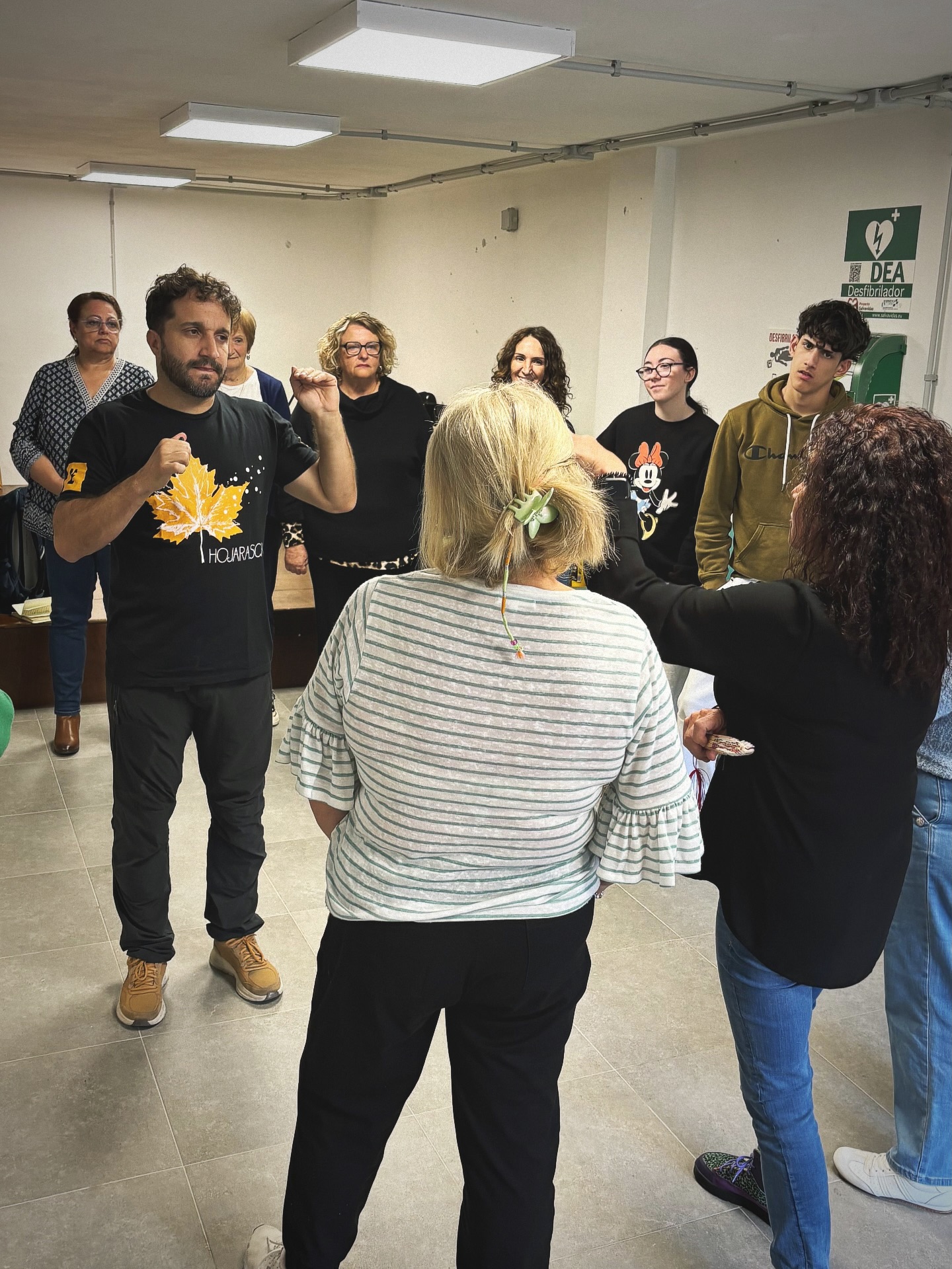 JUEGO TEATRAL Y SÁTIRA 🎭
Ayer celebramos el taller “Juego teatral y sátira” impartido por @carlospedr0s dentro de la IV edición de Ínsula Escénica.
Un espacio creativo para reír, improvisar y mirar la realidad con humor a través del teatro😃
En este taller exploramos el juego teatral, la sátira y la improvisación, creando escenas que mezclaron experiencias y miradas de distintas generaciones.
Gracias, a todas las personas que participaron y compartieron su energía, su humor y sus ganas de jugar en escena.
¡Seguimos celebrando el encuentro entre generaciones y la creación colectiva! 🫂✨
Colaboran:
@lalagunacultura
@adrian.del.castillo
@lalagunaayto