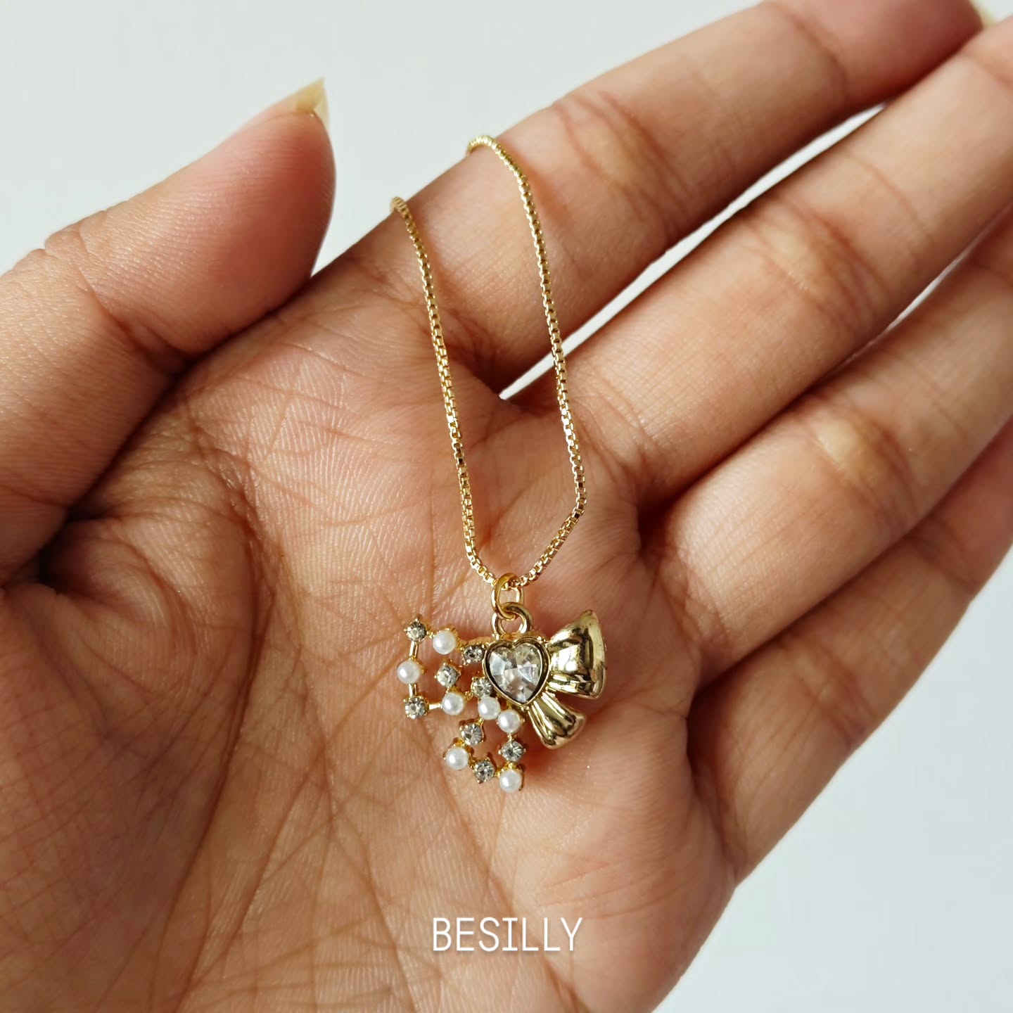 Wrapped in bow and pearls🎀✨
Link in bio 🔗
#besilly #antitarnish #hypoallergenic #affordable #bowobsession
Besilly, small business, waterproof jewelry, hypoallergenic, anti tarnish, affordable, daily wear, jewelry, bow, pearls